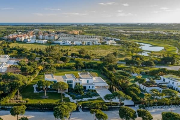 Contemporary Luxury Villa for sale in Pinhal Velho, Vilamoura