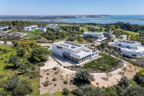 Why Luxury Properties Sell Faster with Professional Photography and Video Tours