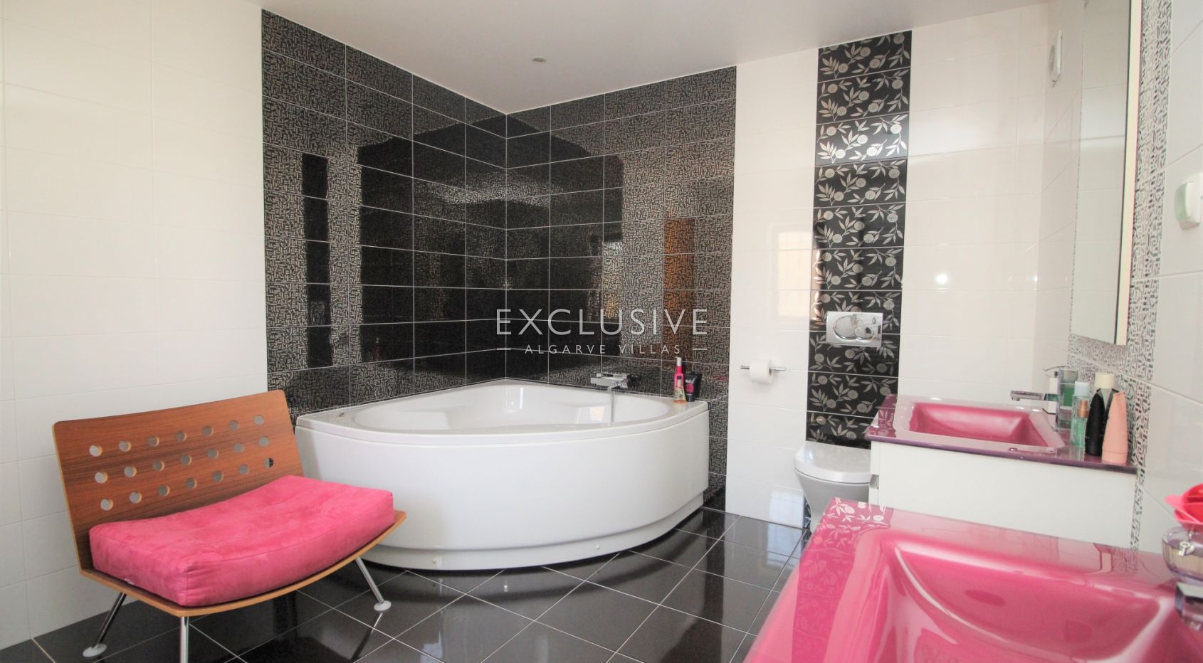 Spacious villa with very high quality interiors in Lagos Center