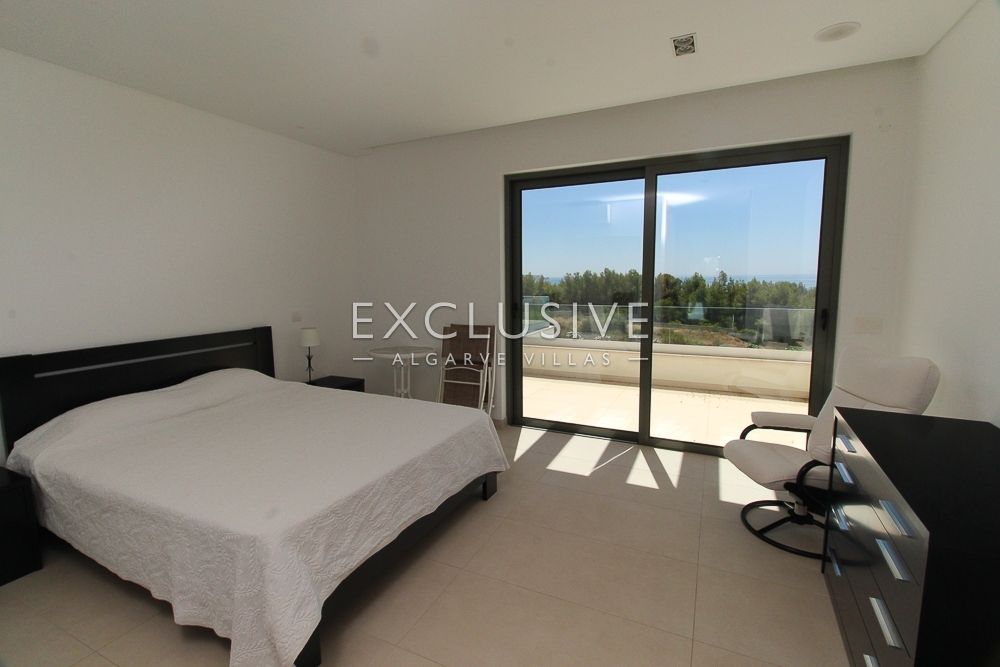 Large ocean front villa with 5 bedrooms near Alvor