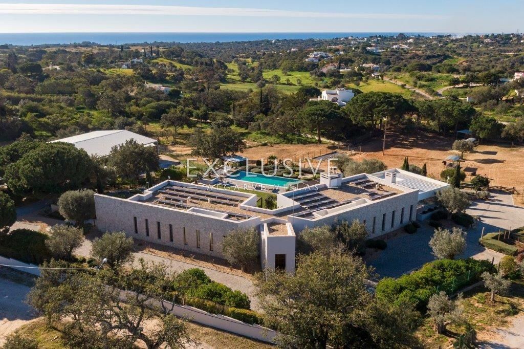 Equestrian horse property with stables and riding facilities in Algarve, Portugal