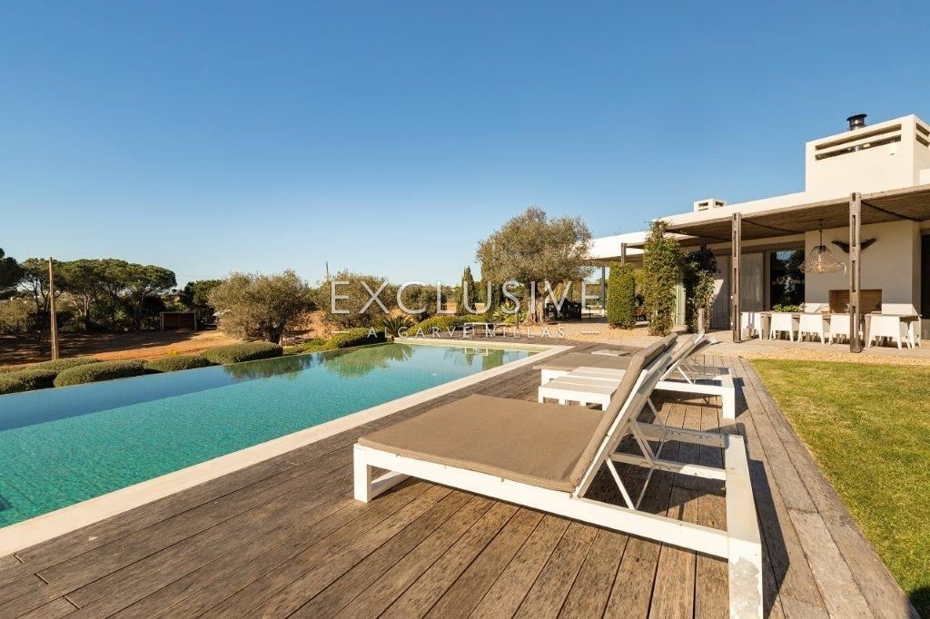Equestrian horse property with stables and riding facilities in Algarve, Portugal