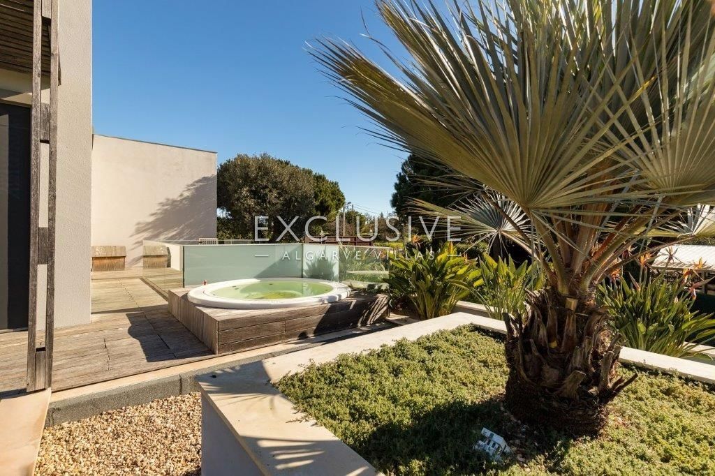 Equestrian horse property with stables and riding facilities in Algarve, Portugal
