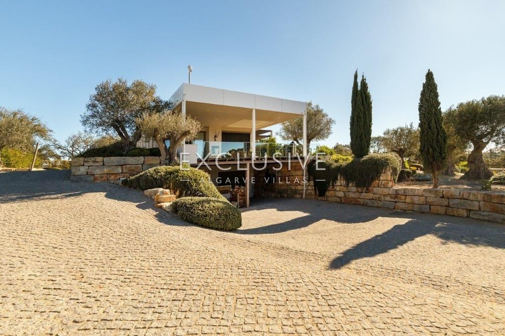 Equestrian horse property with stables and riding facilities in Algarve, Portugal
