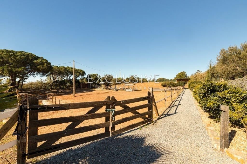 Equestrian horse property with stables and riding facilities in Algarve, Portugal
