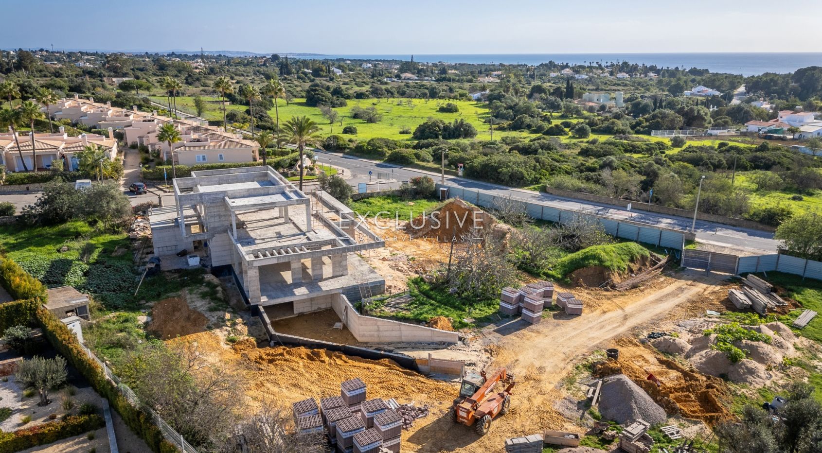 Beautiful, sea views, walking distance to beach. Modern Villa in Carvoeiro, Algarve