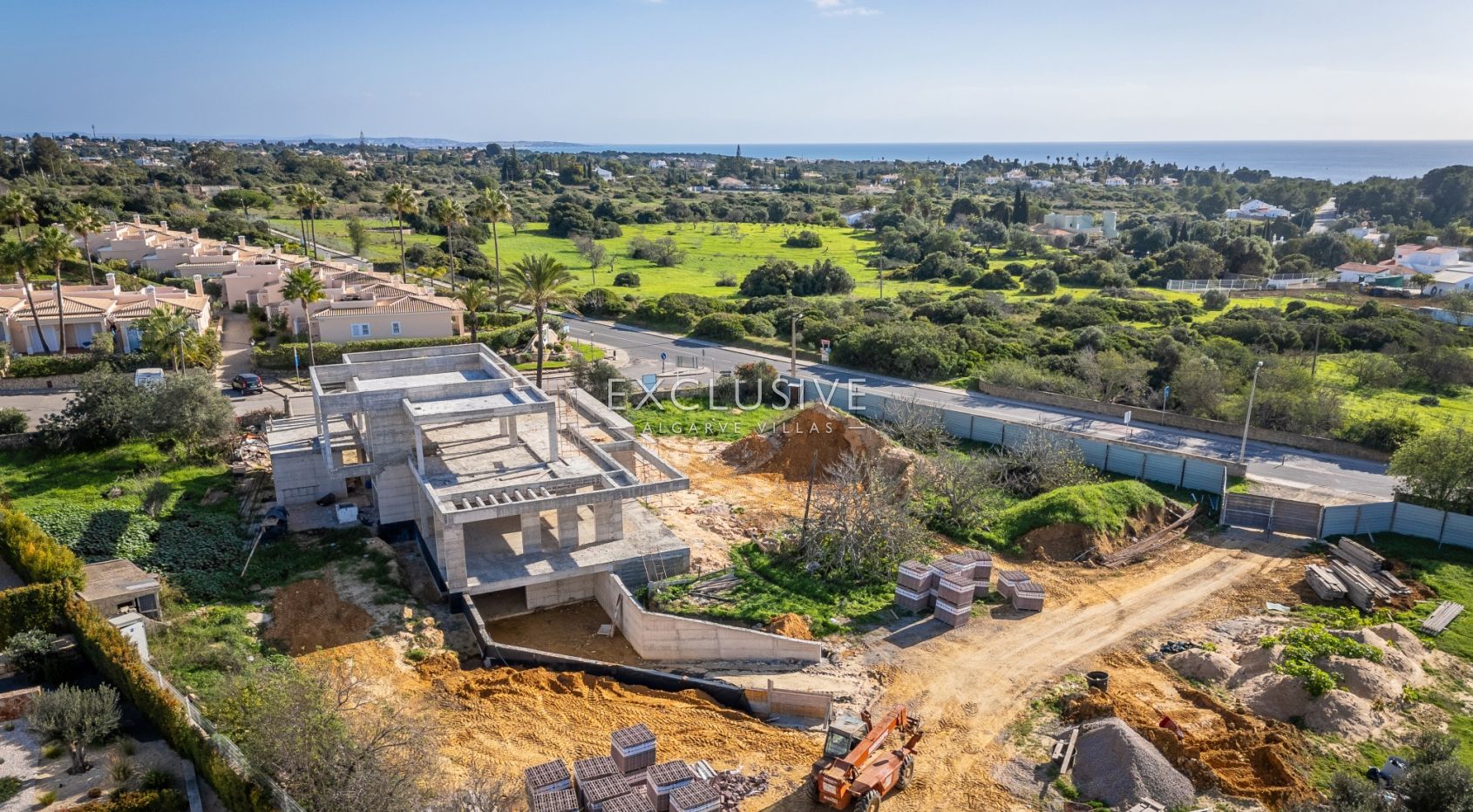 Beautiful, sea views, walking distance to beach. Modern Villa in Carvoeiro, Algarve