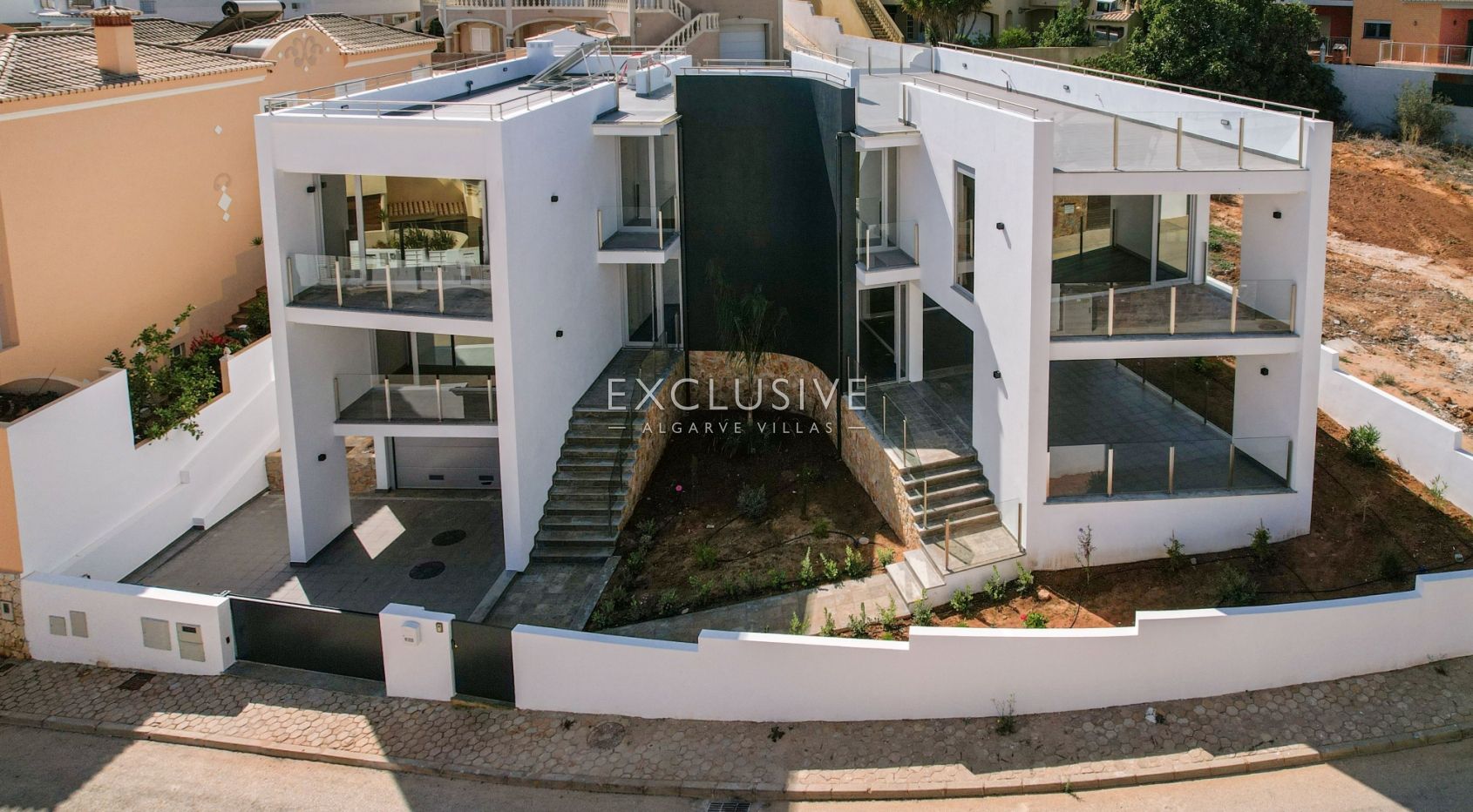 Buy Modern Villa with pool in central location in Lagos, Western Algarve