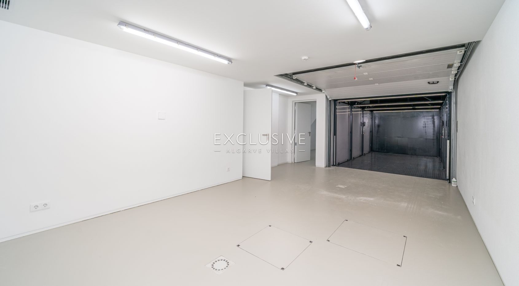 Contemporary luxury villa near the beach with ocean views in Praia da Luz, Algarve