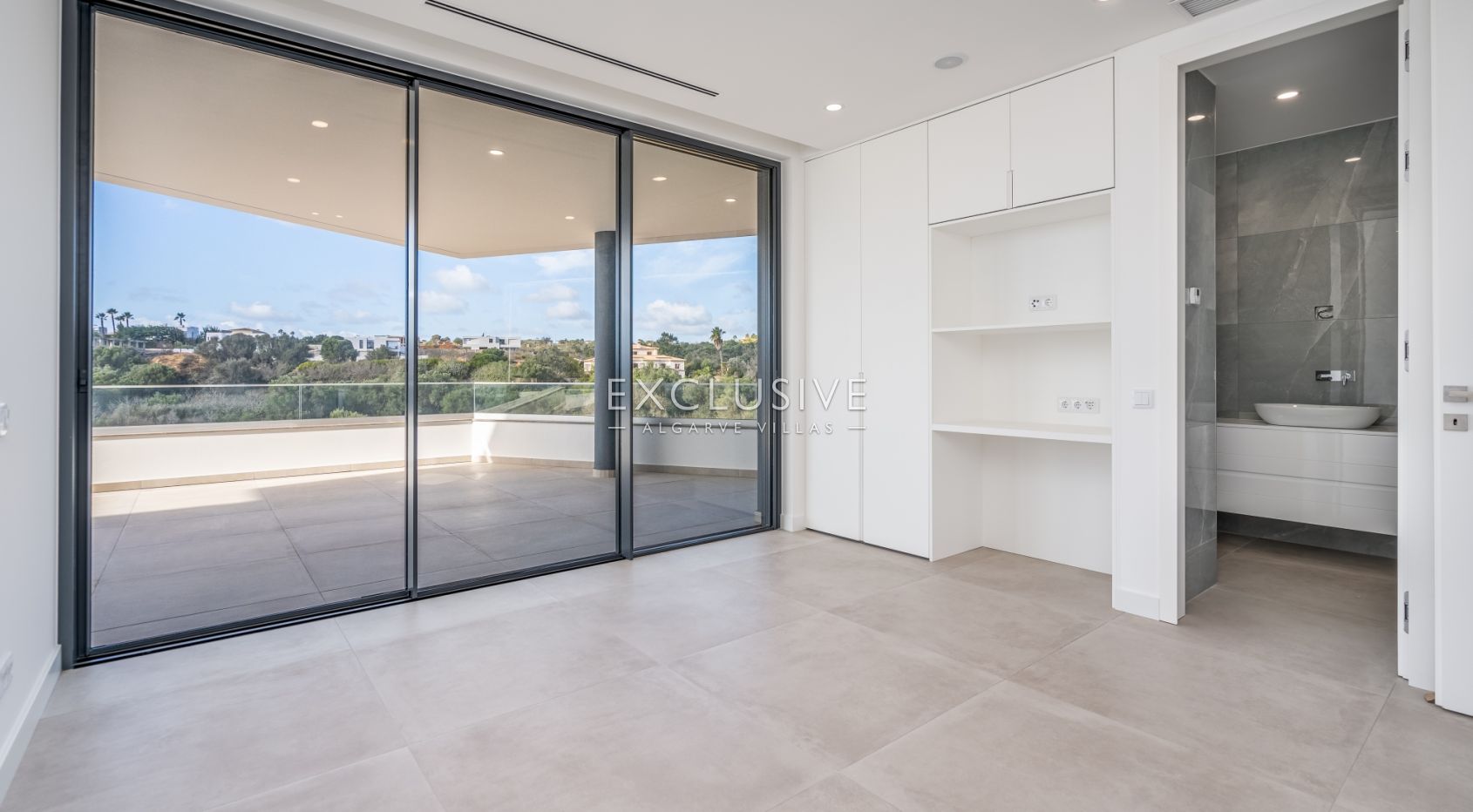 4 bedroom Modern Villa with stunning views in Lagos, Algarve
