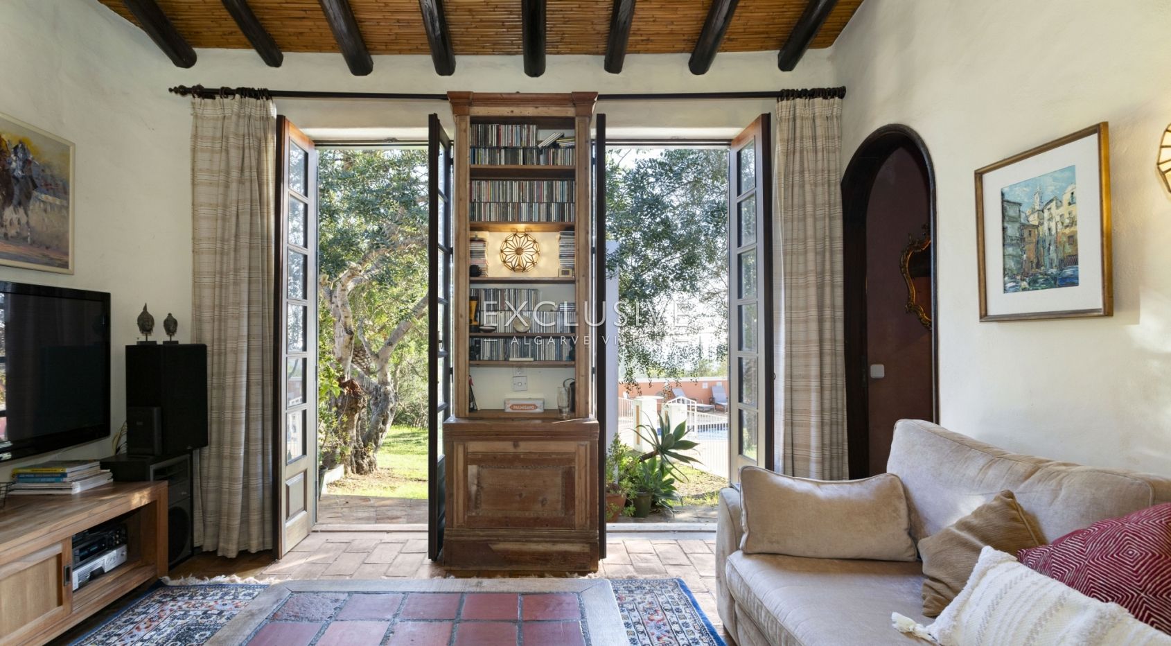 Secluded ocean view property on big plot in the heart of Carvoeiro