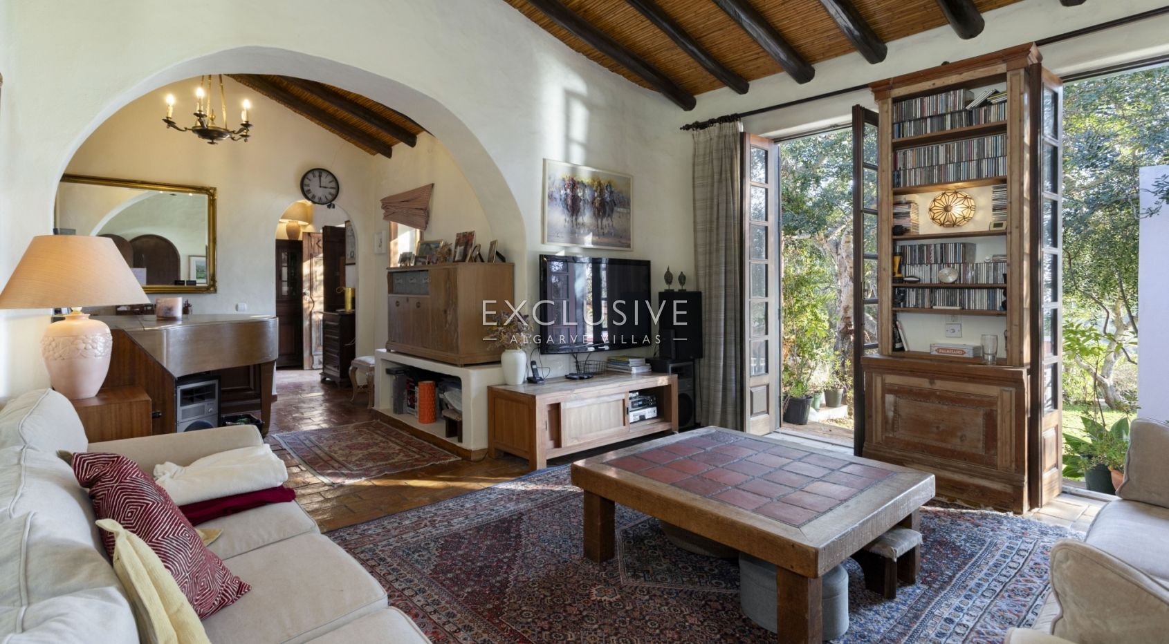 Secluded ocean view property on big plot in the heart of Carvoeiro