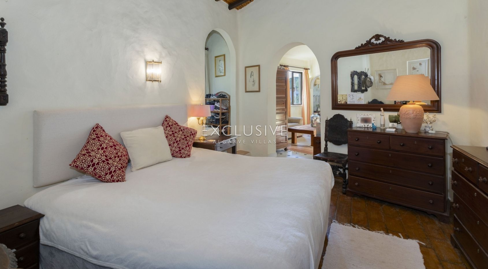 Secluded ocean view property on big plot in the heart of Carvoeiro