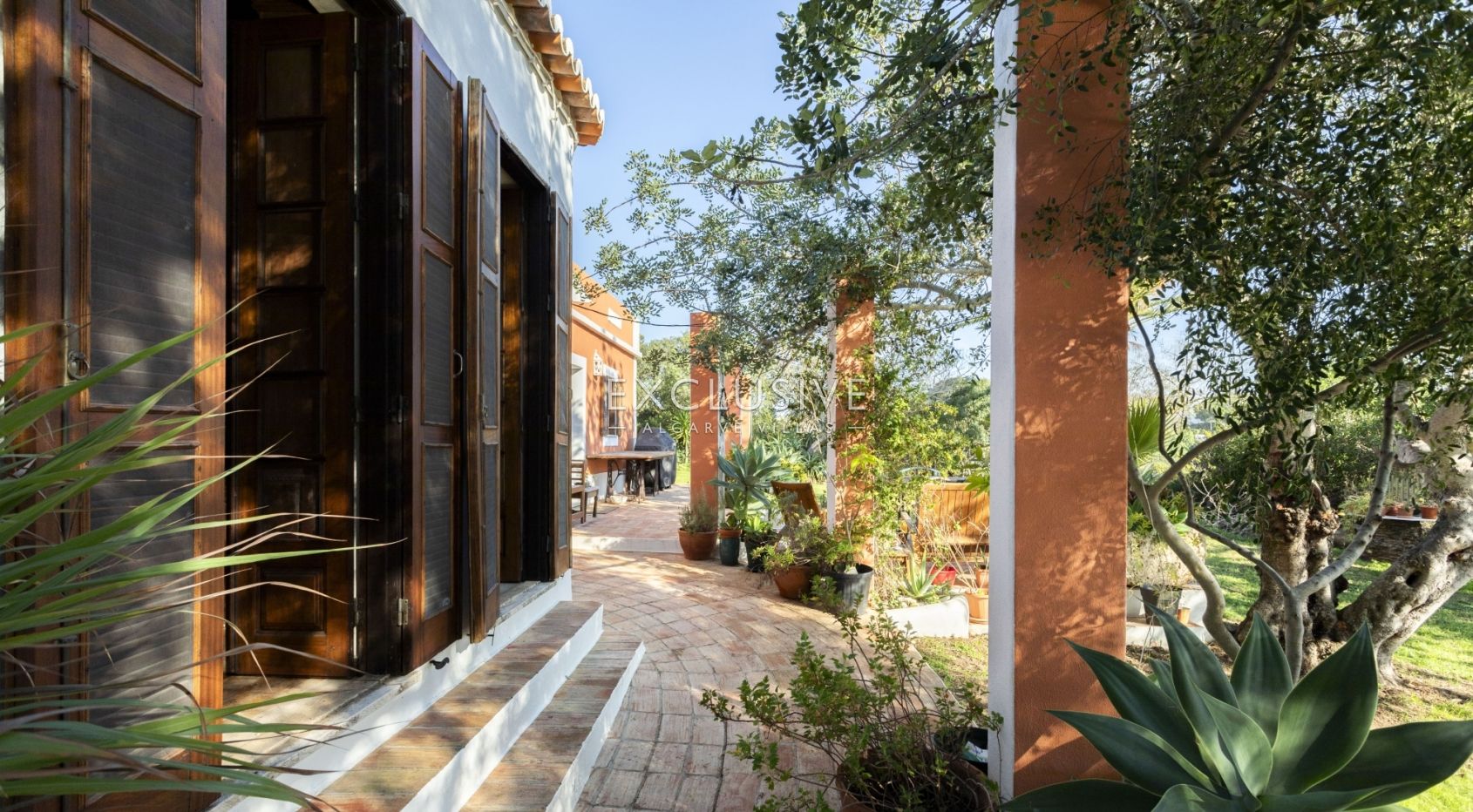 Secluded ocean view property on big plot in the heart of Carvoeiro