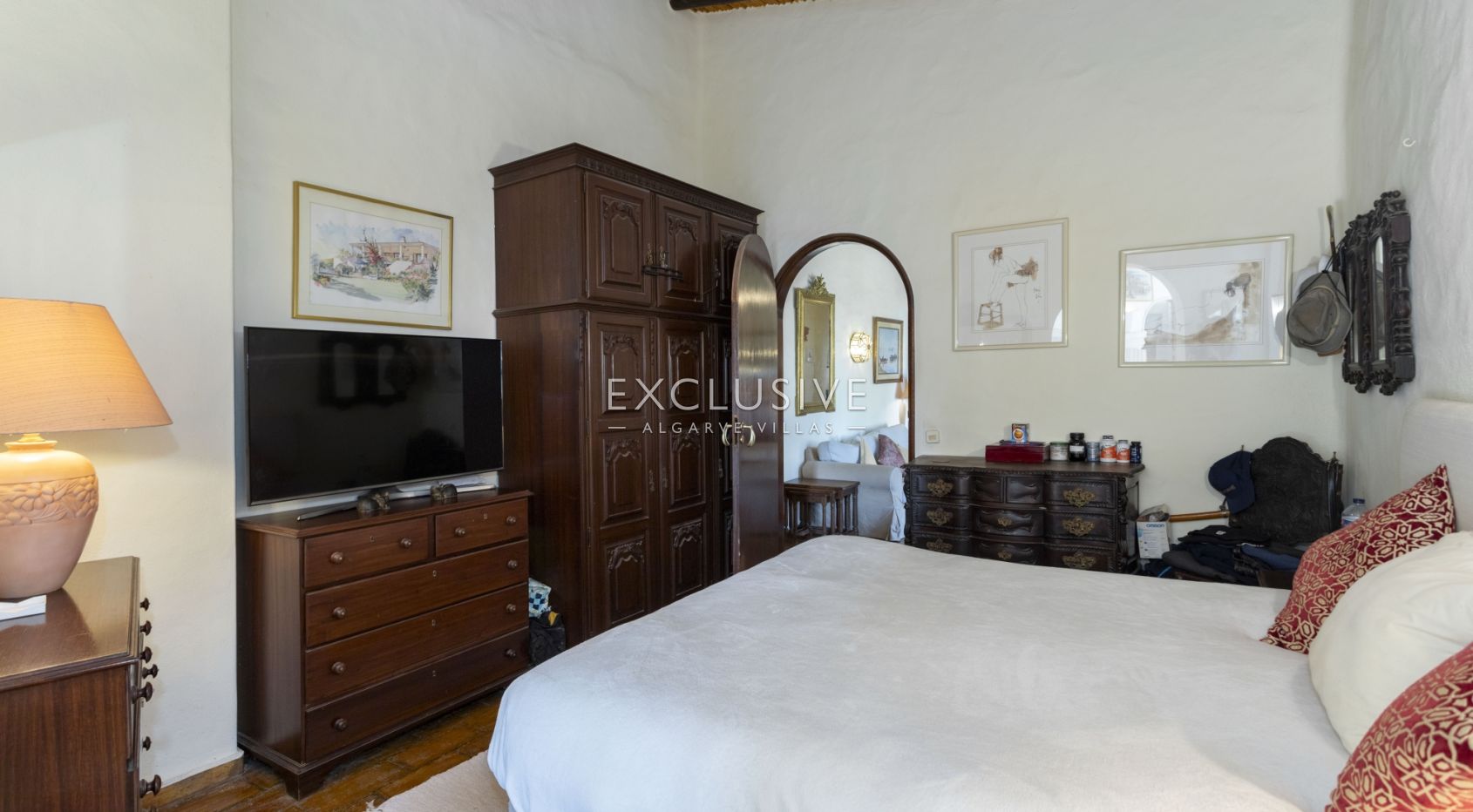 Secluded ocean view property on big plot in the heart of Carvoeiro