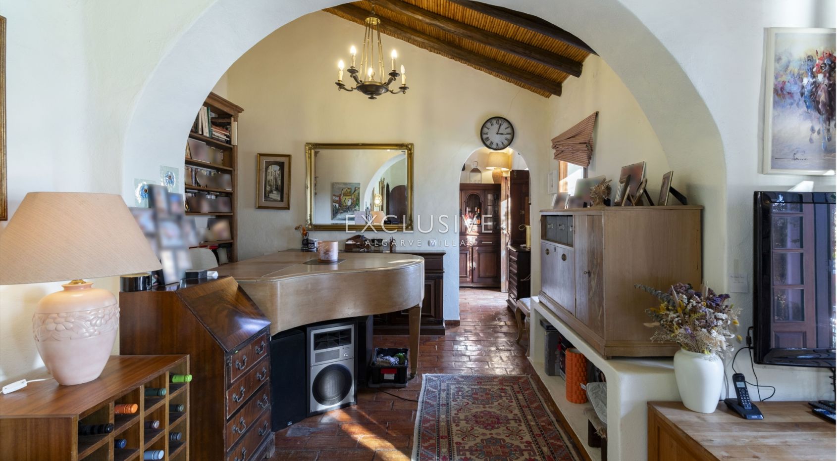 Secluded ocean view property on big plot in the heart of Carvoeiro