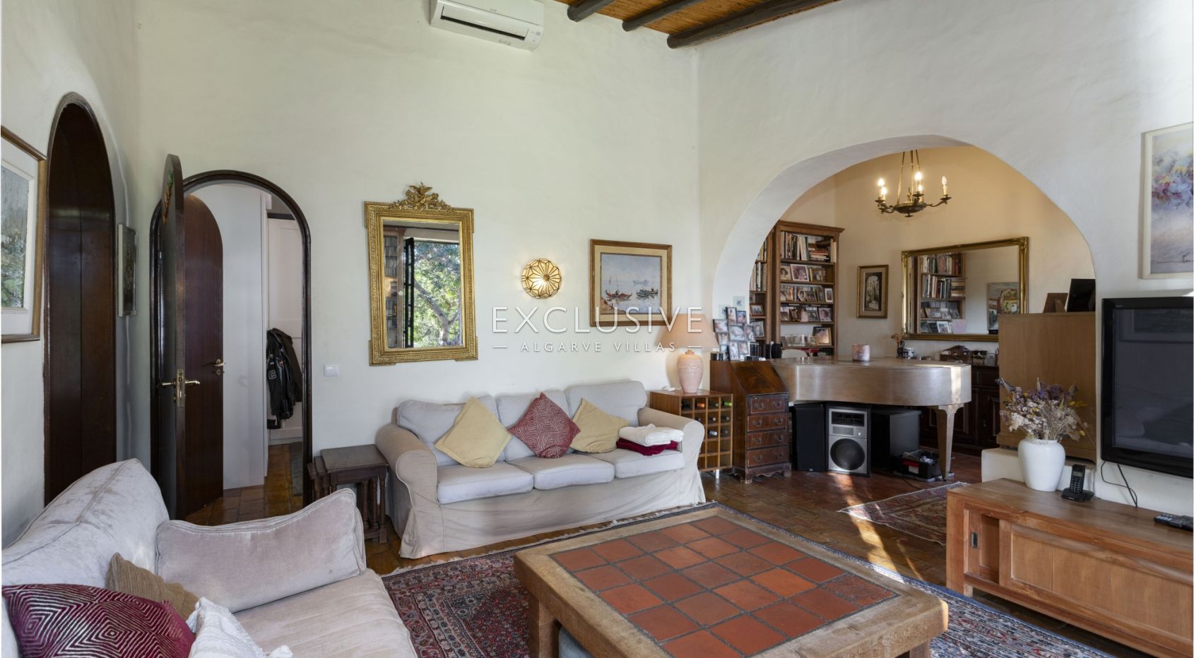 Secluded ocean view property on big plot in the heart of Carvoeiro