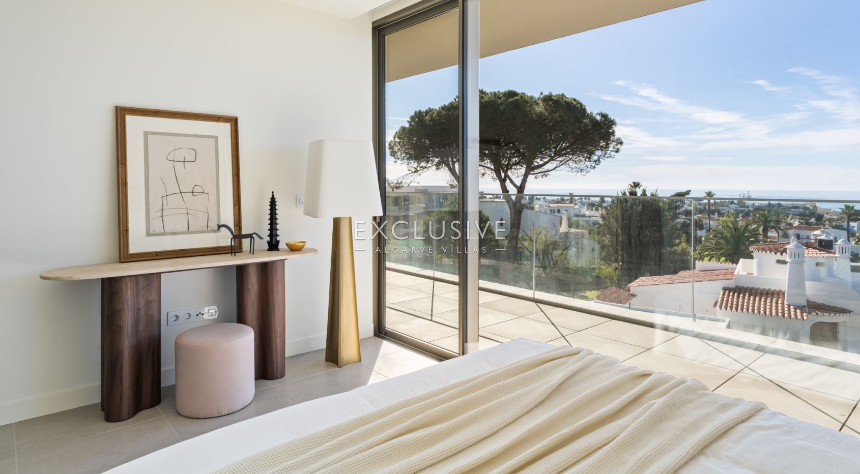 4 bedroom top floor penthouse with sea views in Carvoeiro, West Algarve