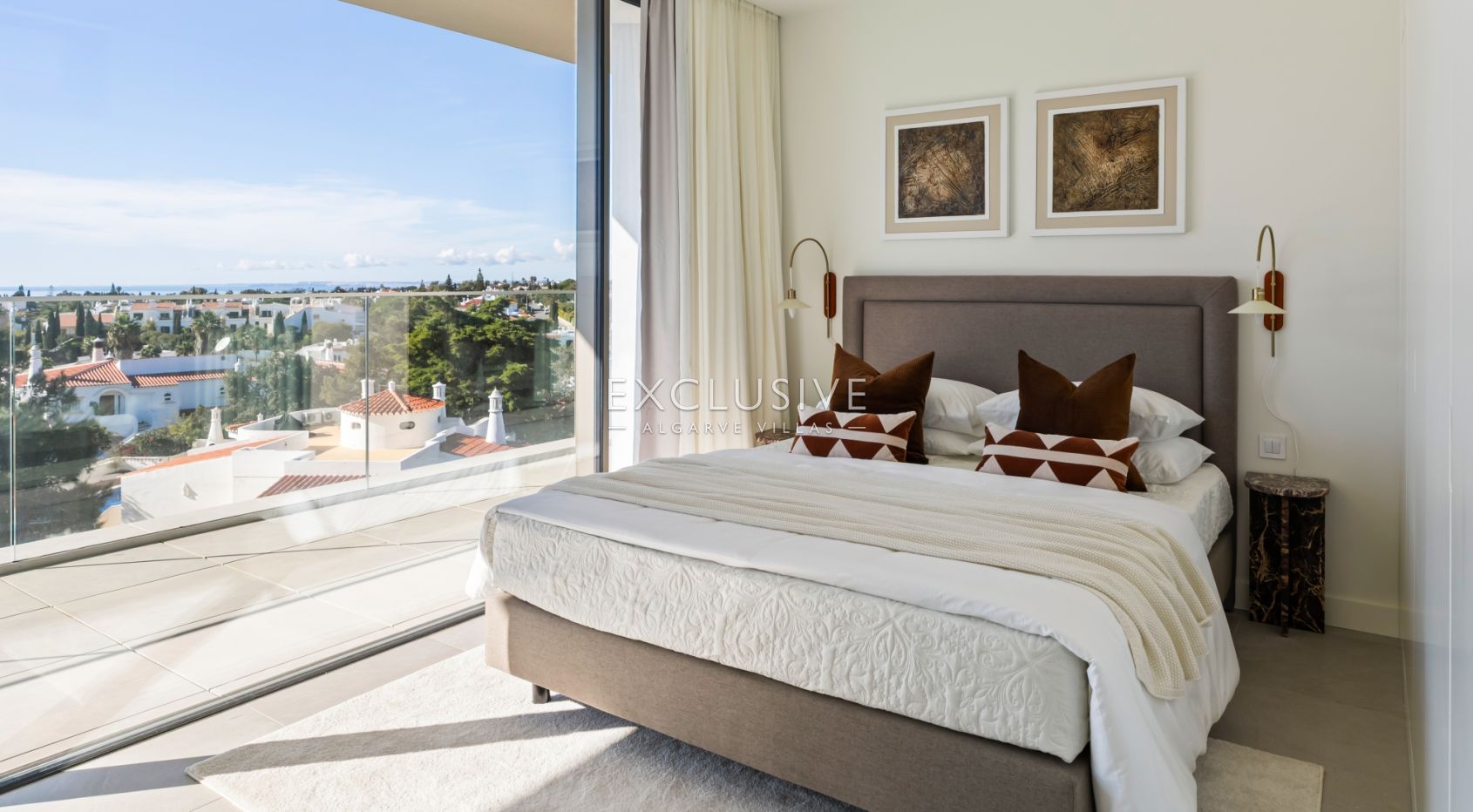 4 bedroom top floor penthouse with sea views in Carvoeiro, West Algarve