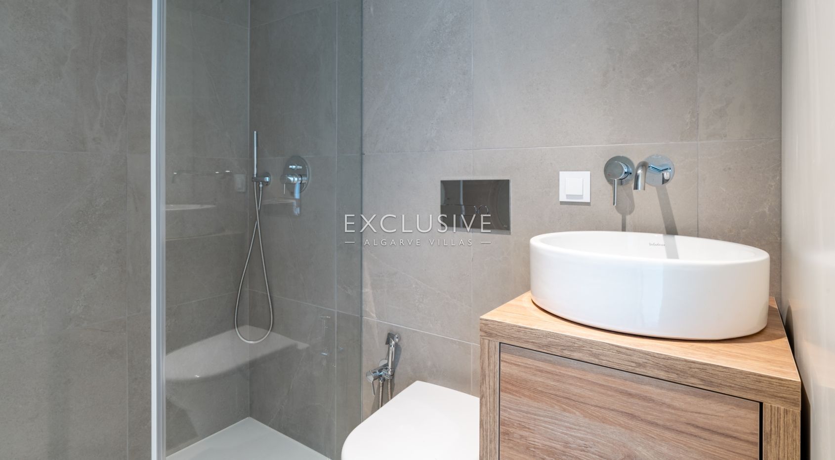 4 bedroom top floor penthouse with sea views in Carvoeiro, West Algarve