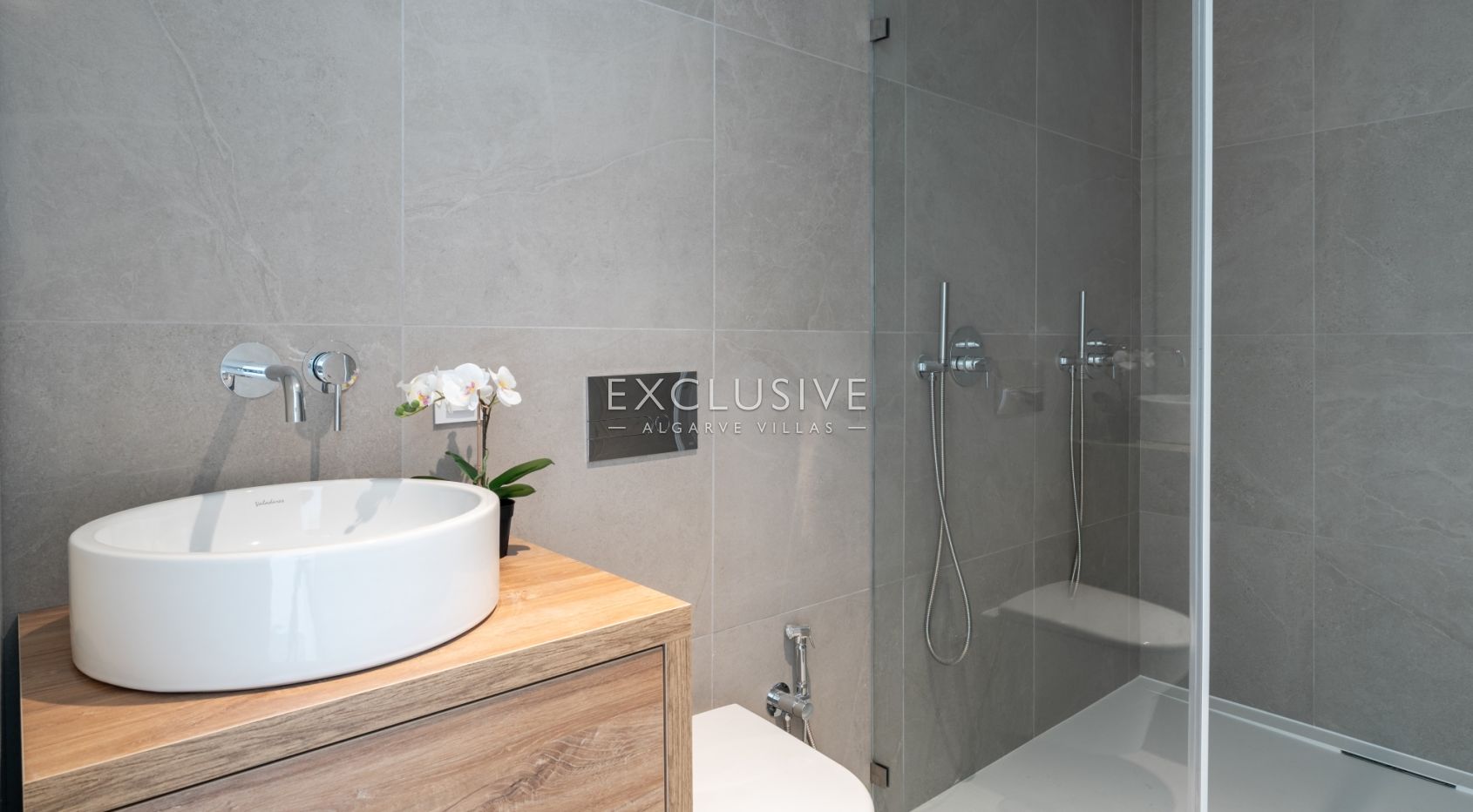 4 bedroom top floor penthouse with sea views in Carvoeiro, West Algarve
