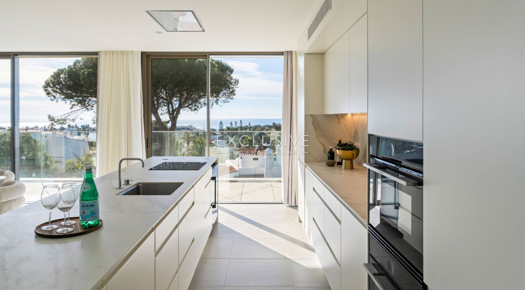4 bedroom top floor penthouse with sea views in Carvoeiro, West Algarve