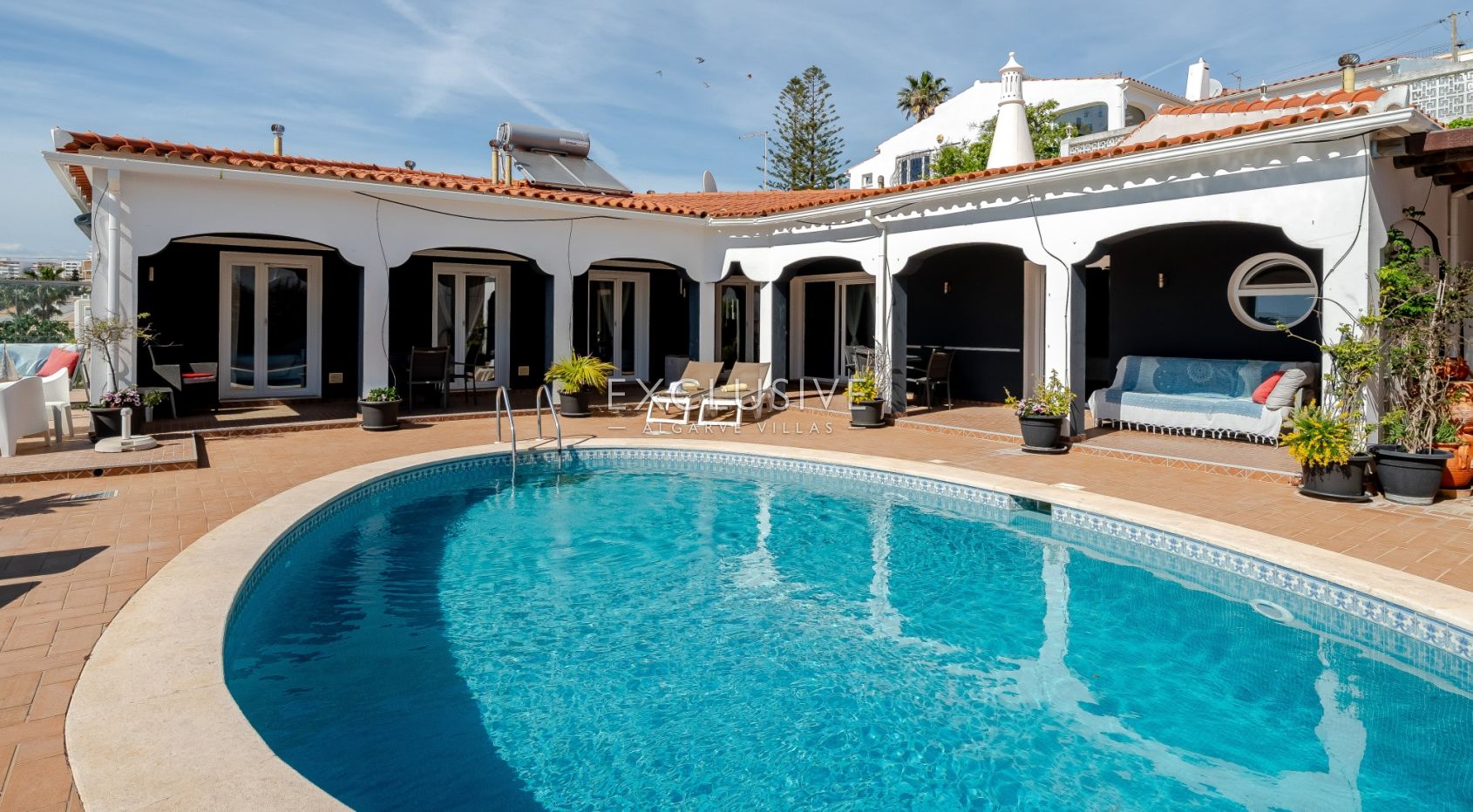 Charming four bedroom villa with sea view in Albufeira, Algarve