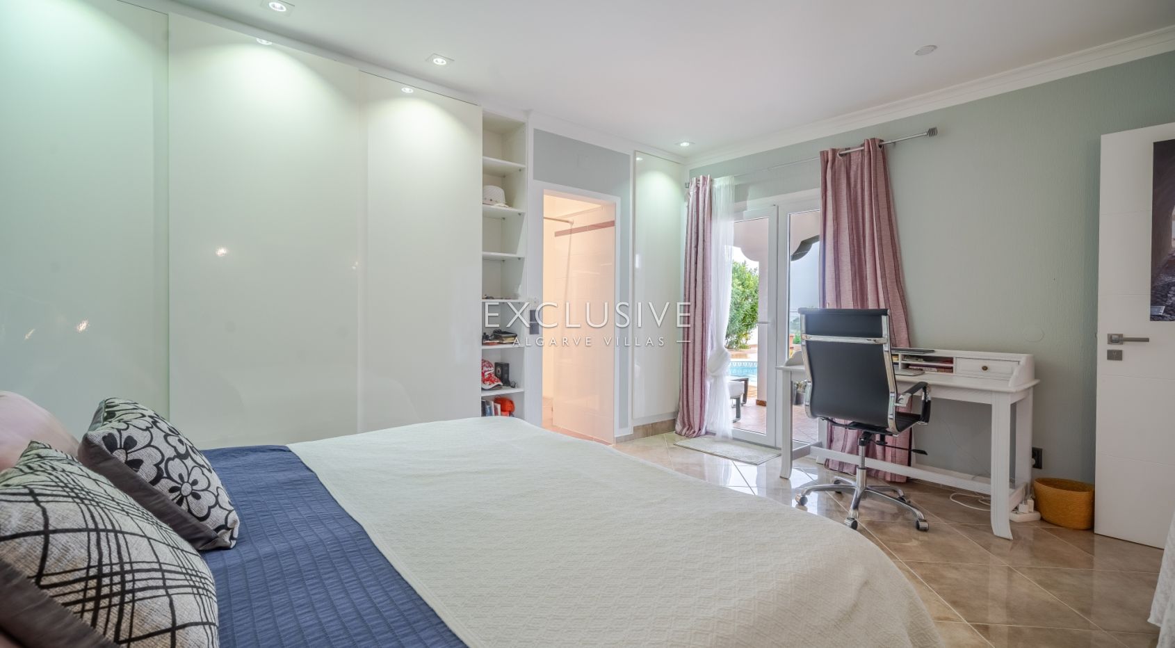 Charming four bedroom villa with sea view in Albufeira, Algarve