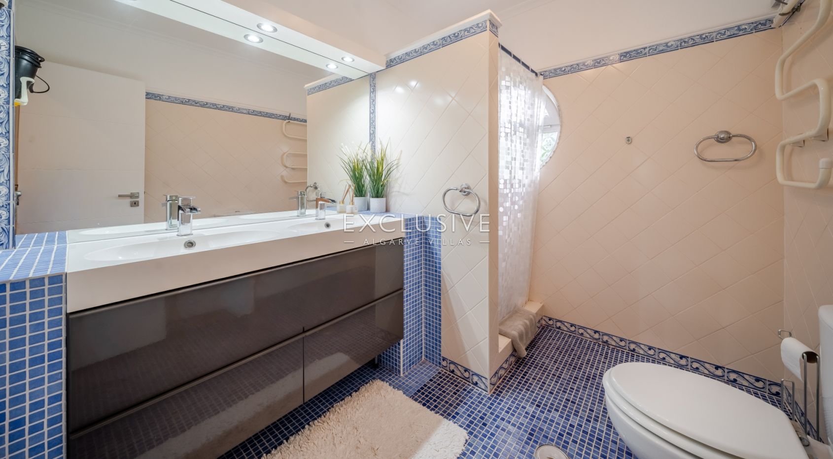 Charming four bedroom villa with sea view in Albufeira, Algarve