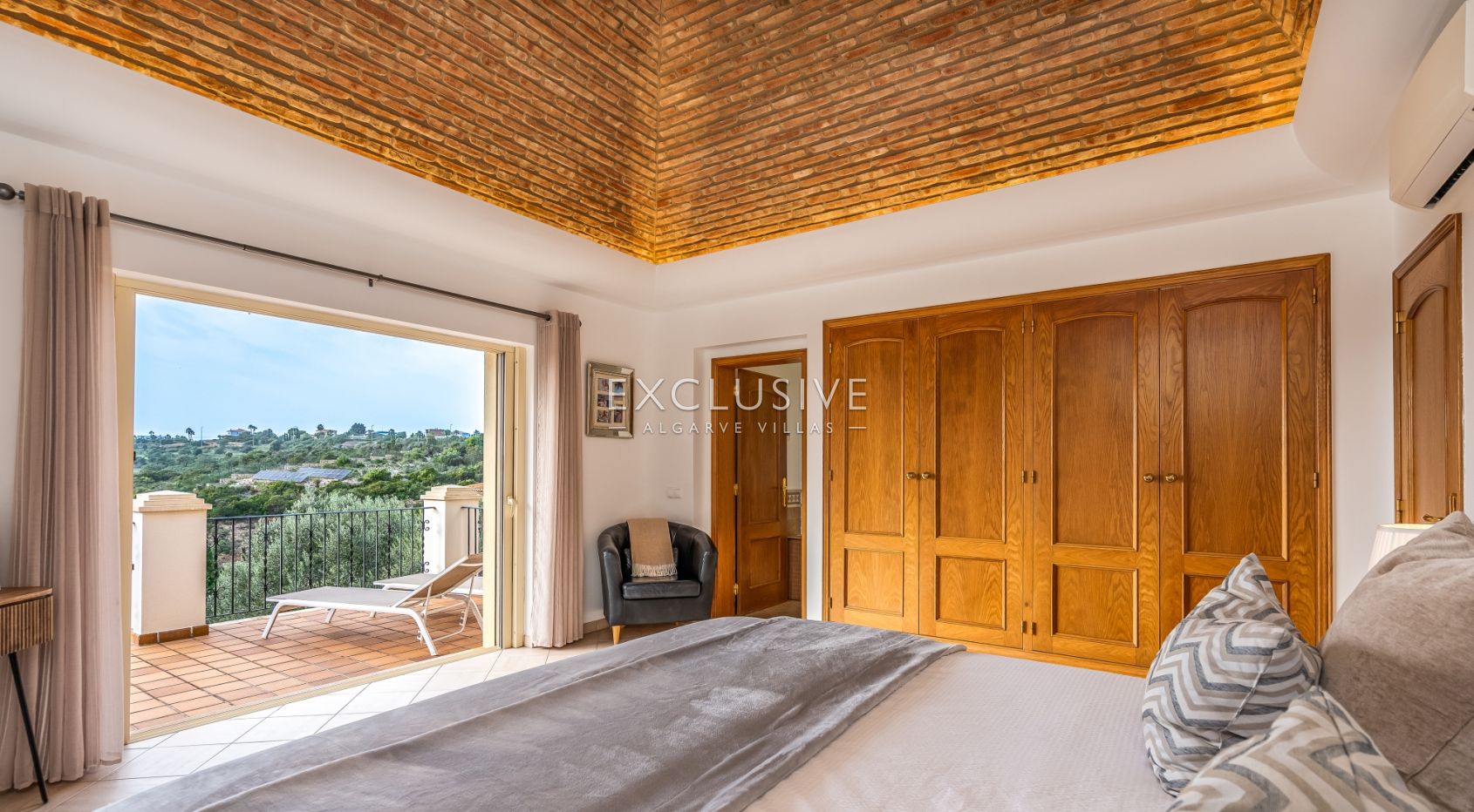 Mediterranean style 3+2 bedroom villa near the ocean in Carvoeiro