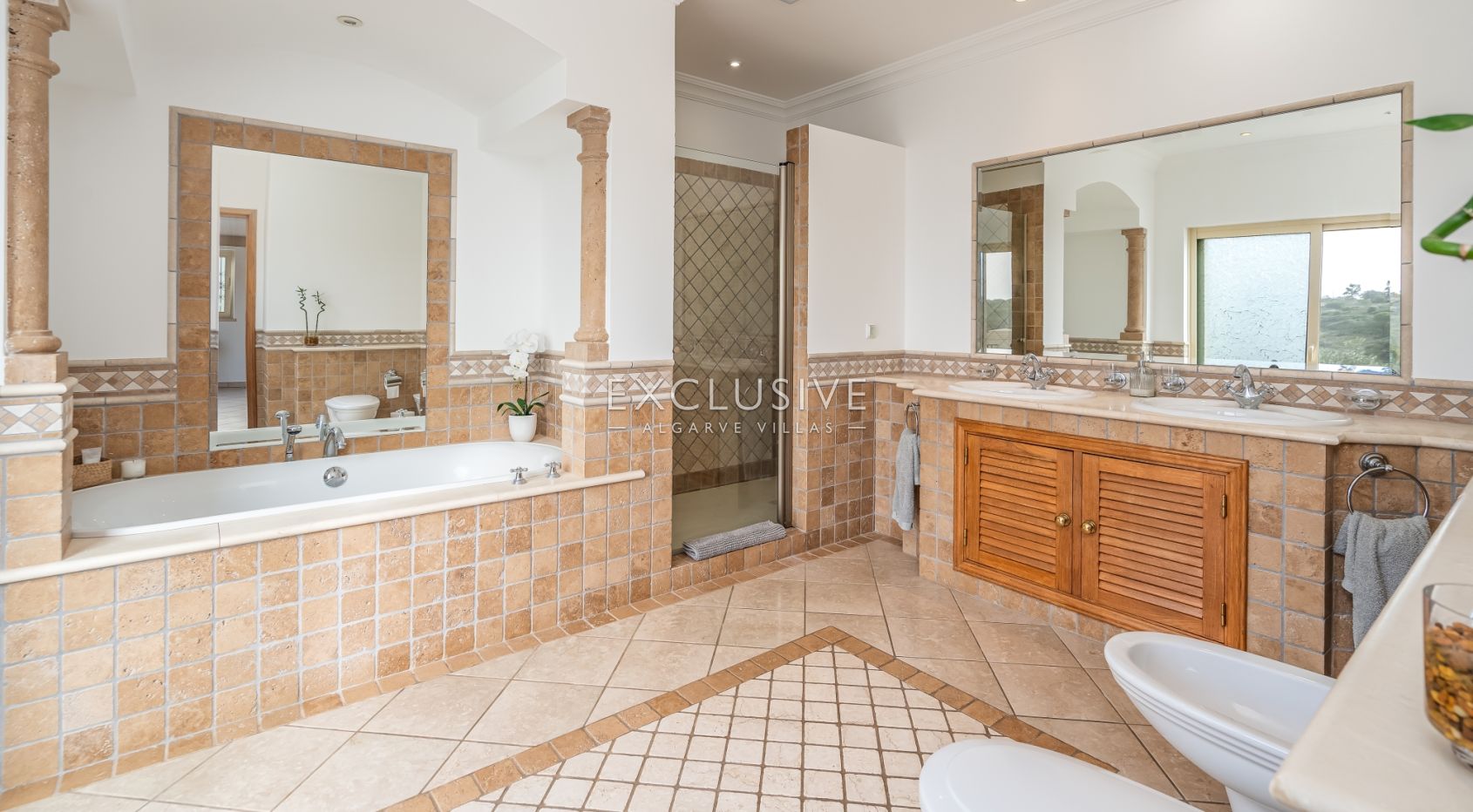 Mediterranean style 3+2 bedroom villa near the ocean in Carvoeiro