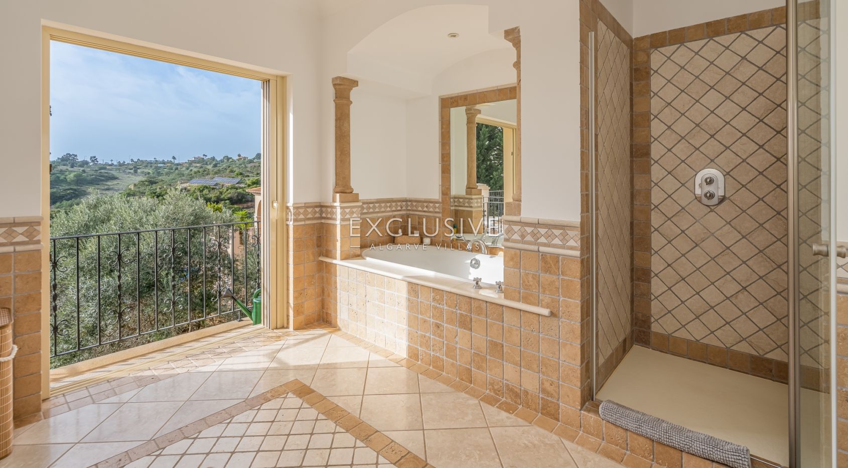 Mediterranean style 3+2 bedroom villa near the ocean in Carvoeiro