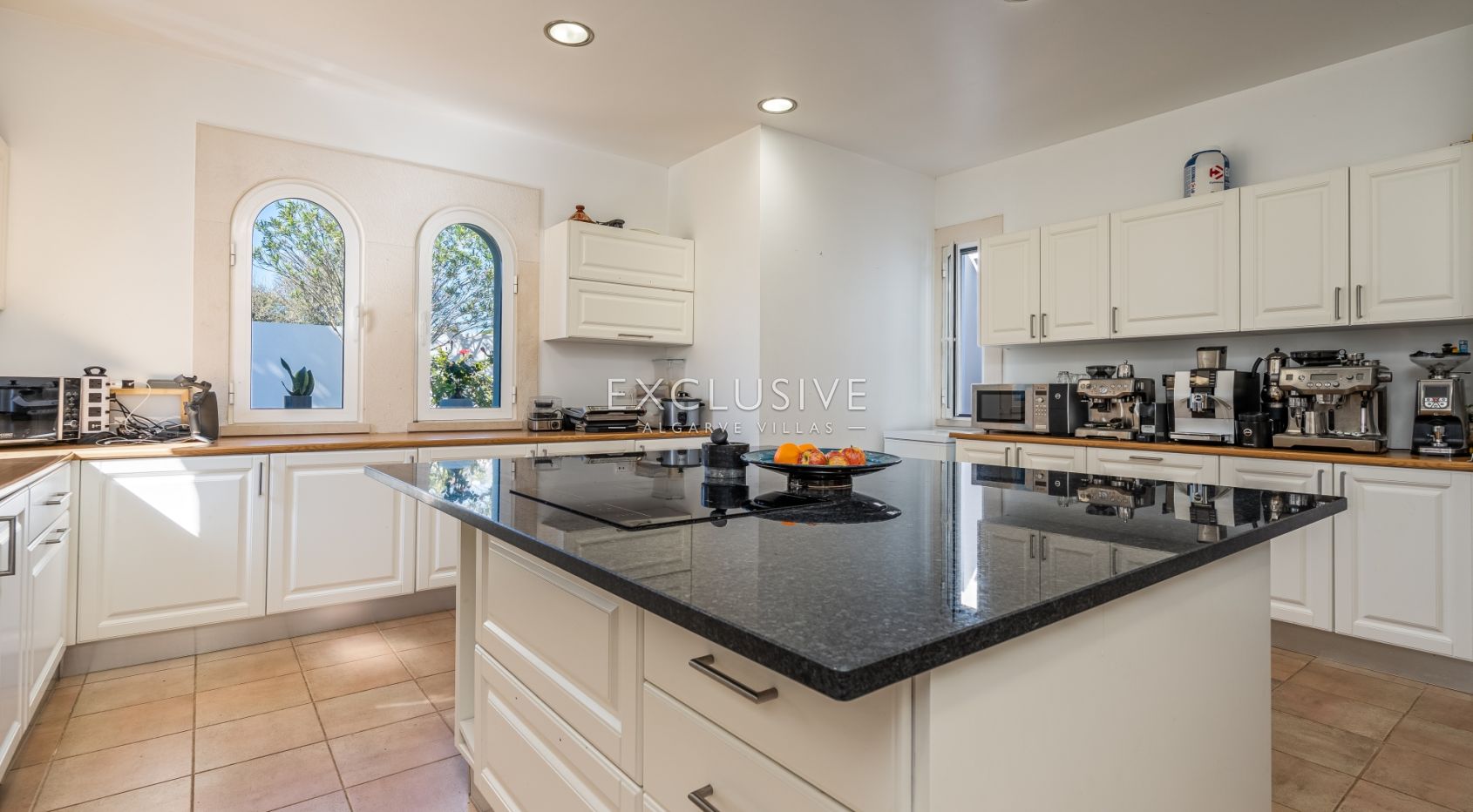 Luxury 5-Bedroom Villa in Lagoa – Perfect for Families, Boutique Hotel, or a Retreat