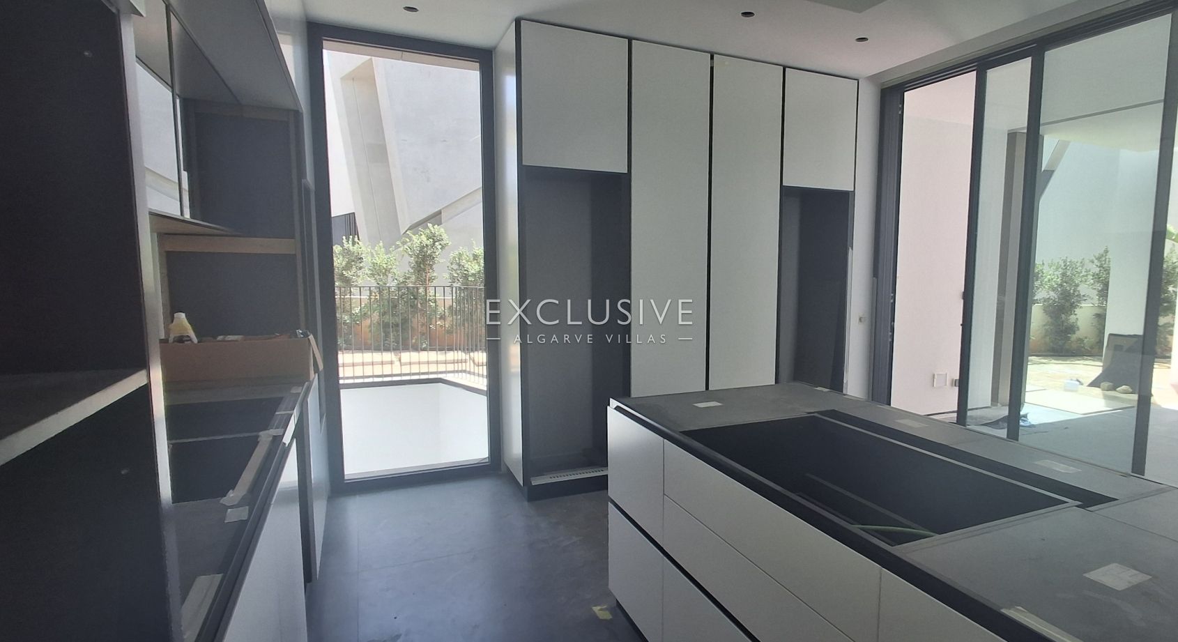 Luxury contemporary villa on a golf couse in Vilamoura, Algarve