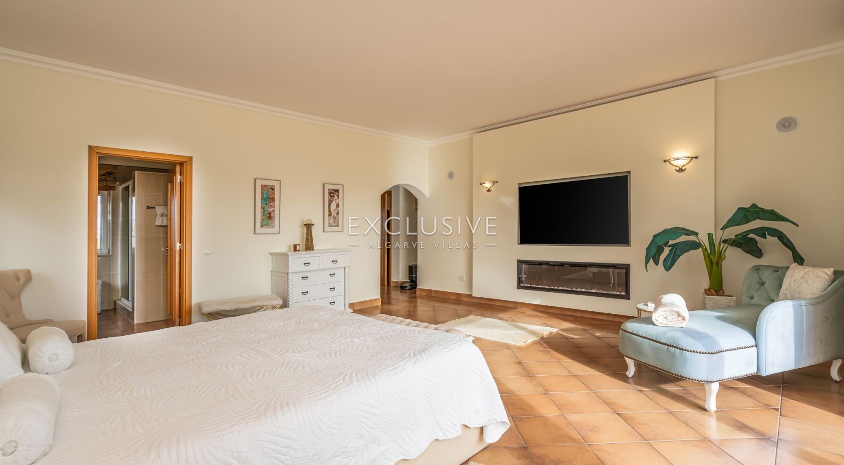 3 + 2 bedroom villa with stunning views in Lagos, Algarve