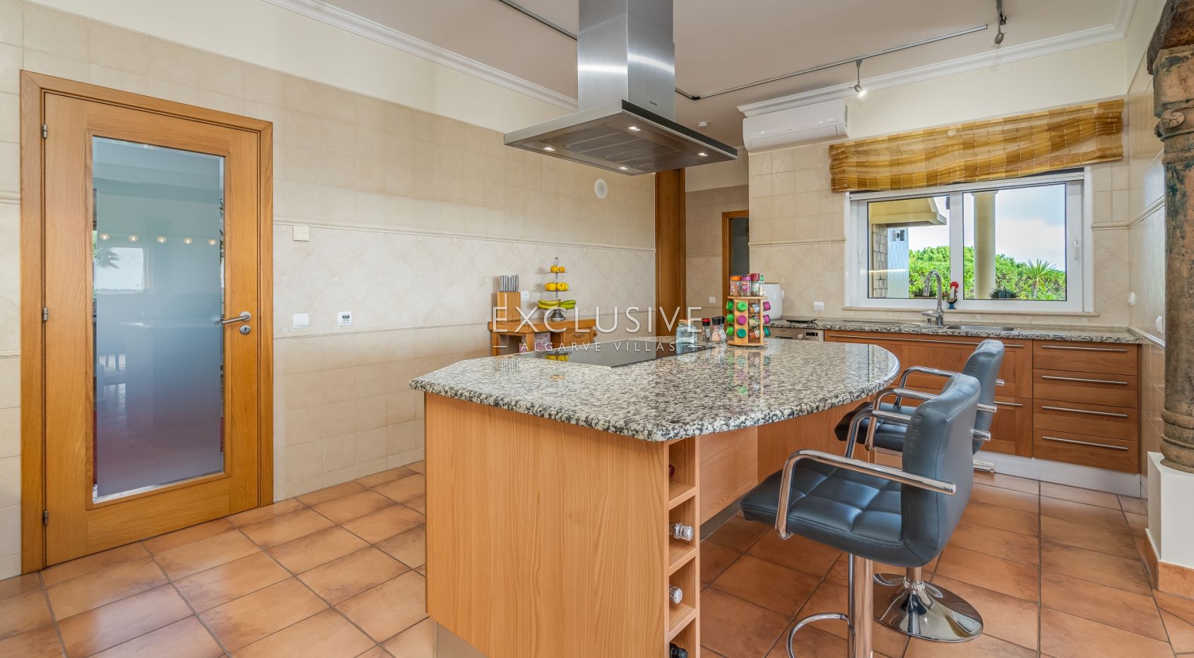 3 + 2 bedroom villa with stunning views in Lagos, Algarve