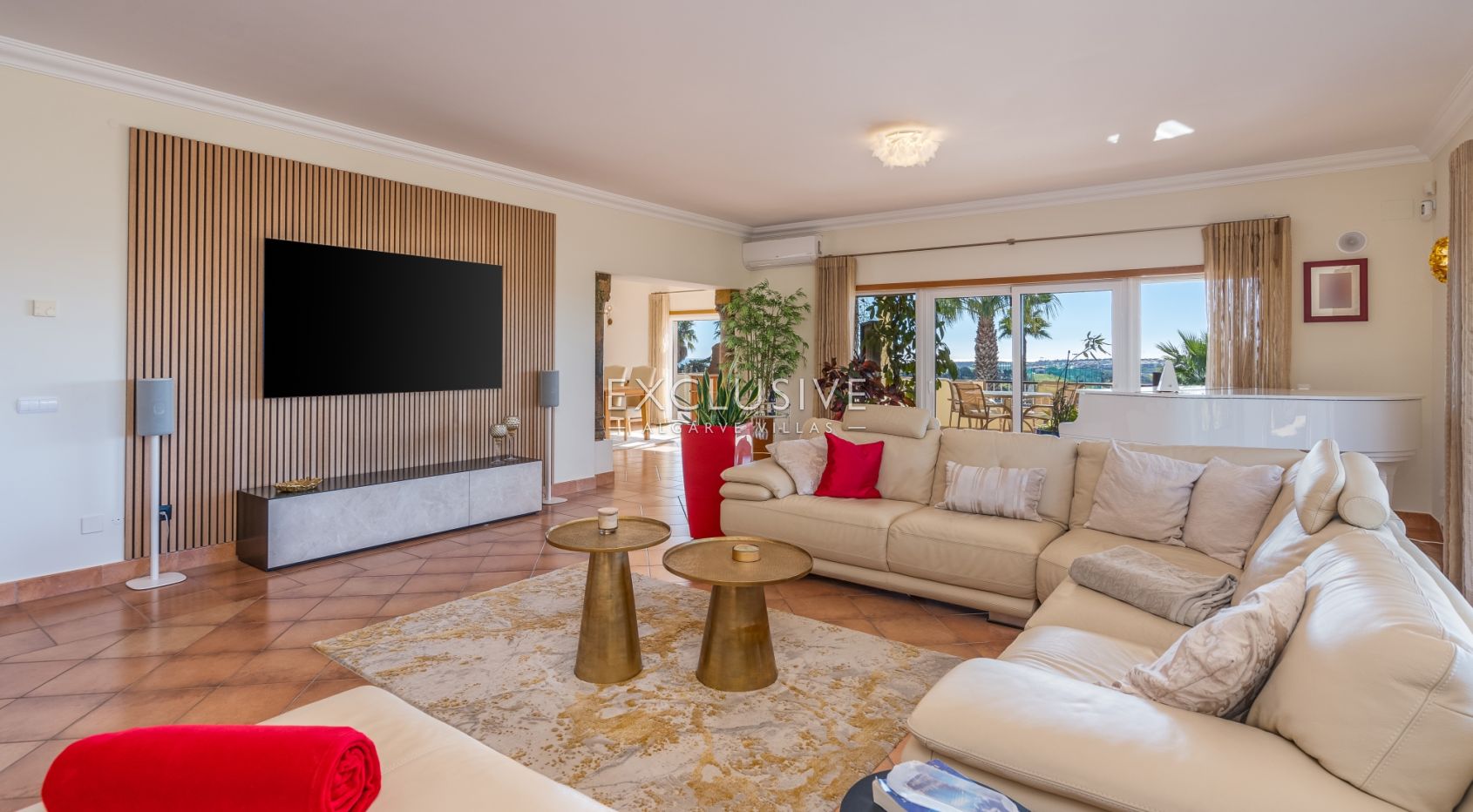 3 + 2 bedroom villa with stunning views in Lagos, Algarve