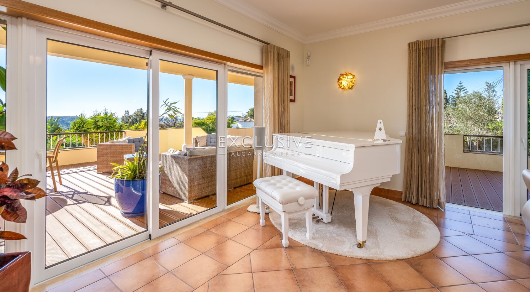 3 + 2 bedroom villa with stunning views in Lagos, Algarve
