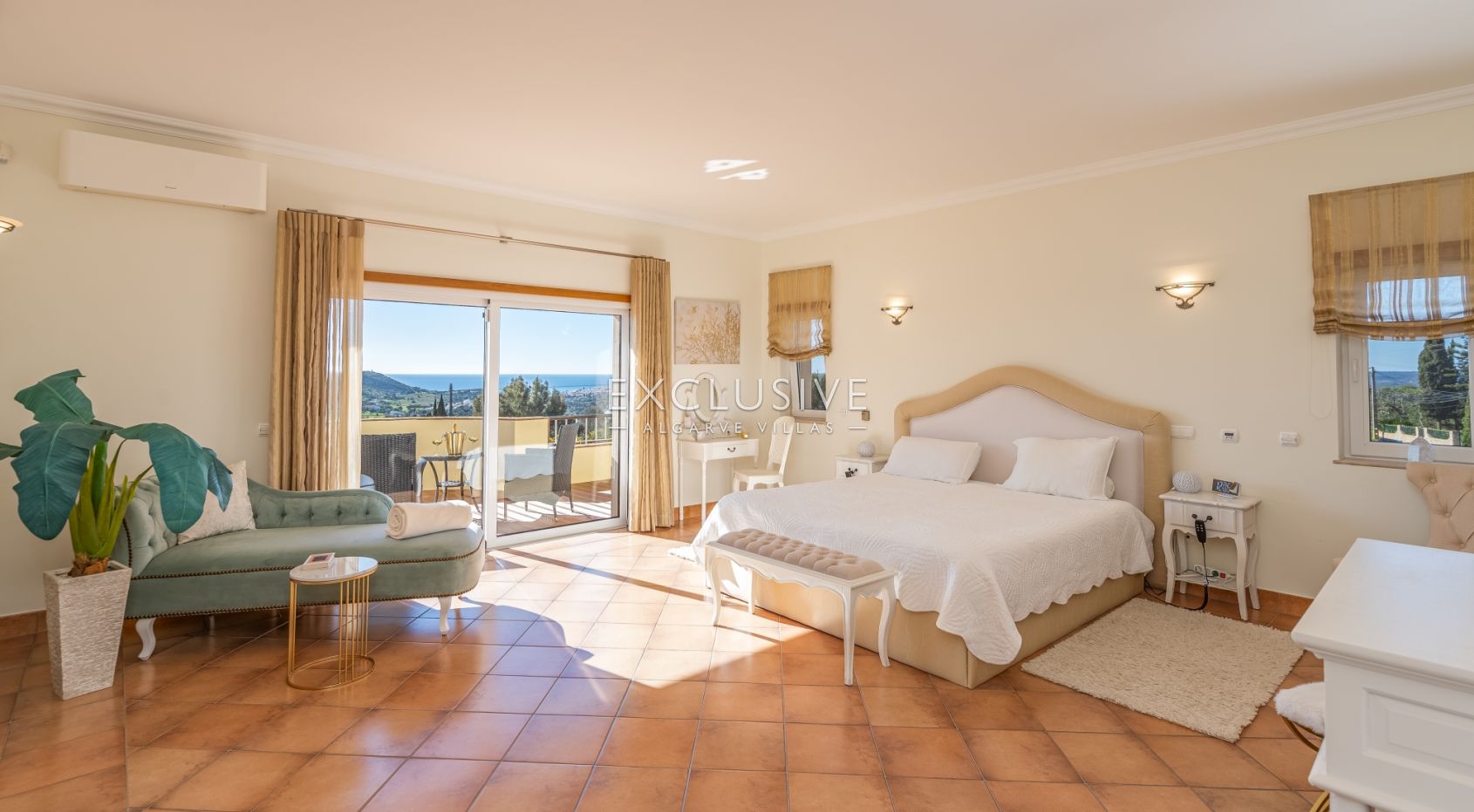 3 + 2 bedroom villa with stunning views in Lagos, Algarve