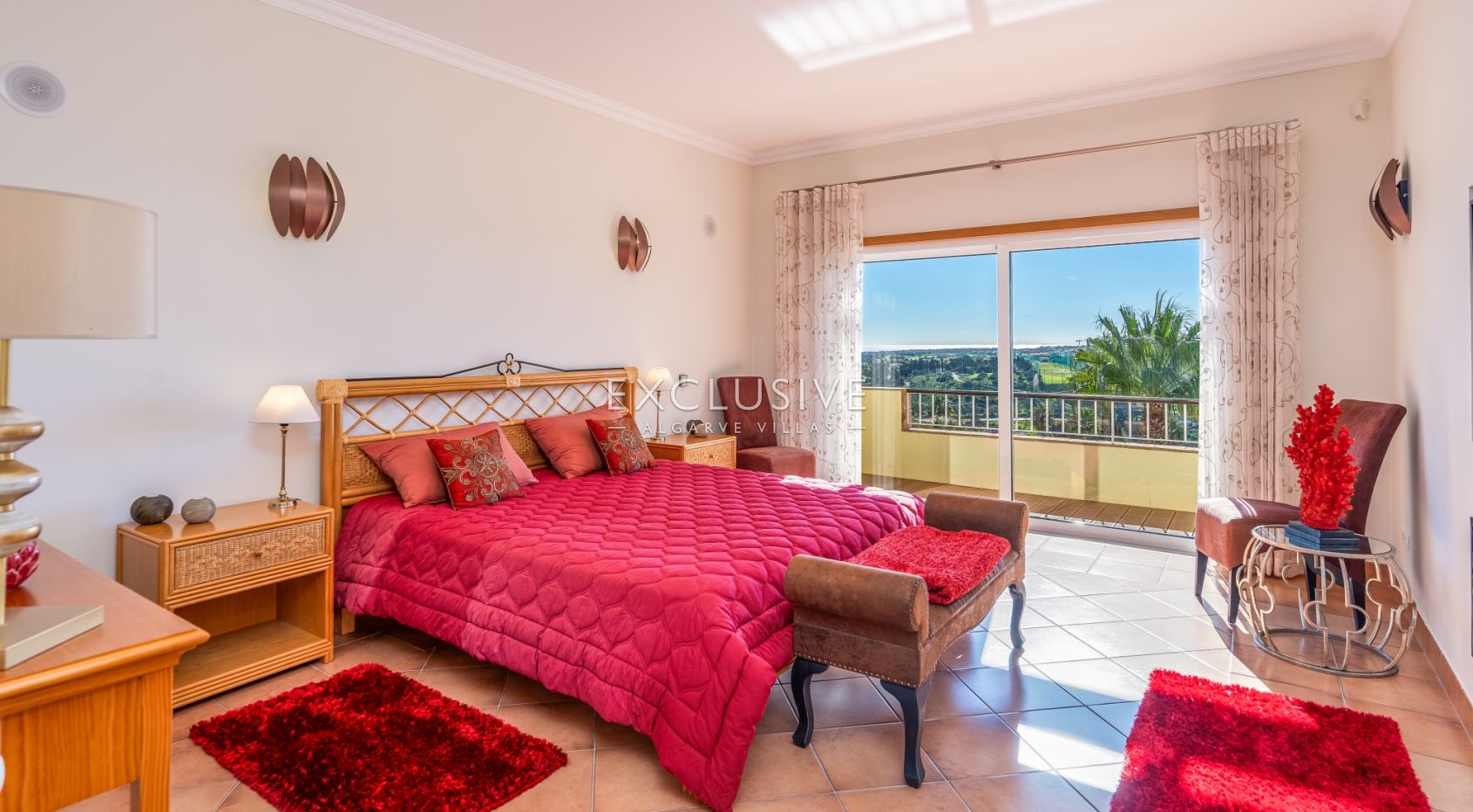 3 + 2 bedroom villa with stunning views in Lagos, Algarve