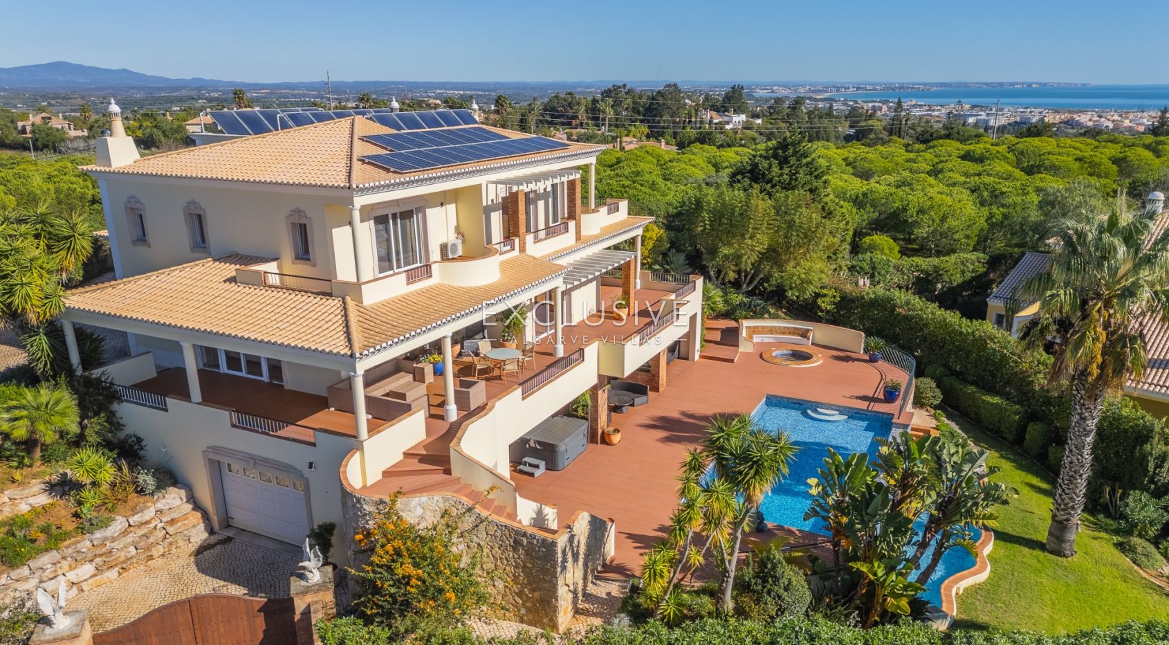3 + 2 bedroom villa with stunning views in Lagos, Algarve