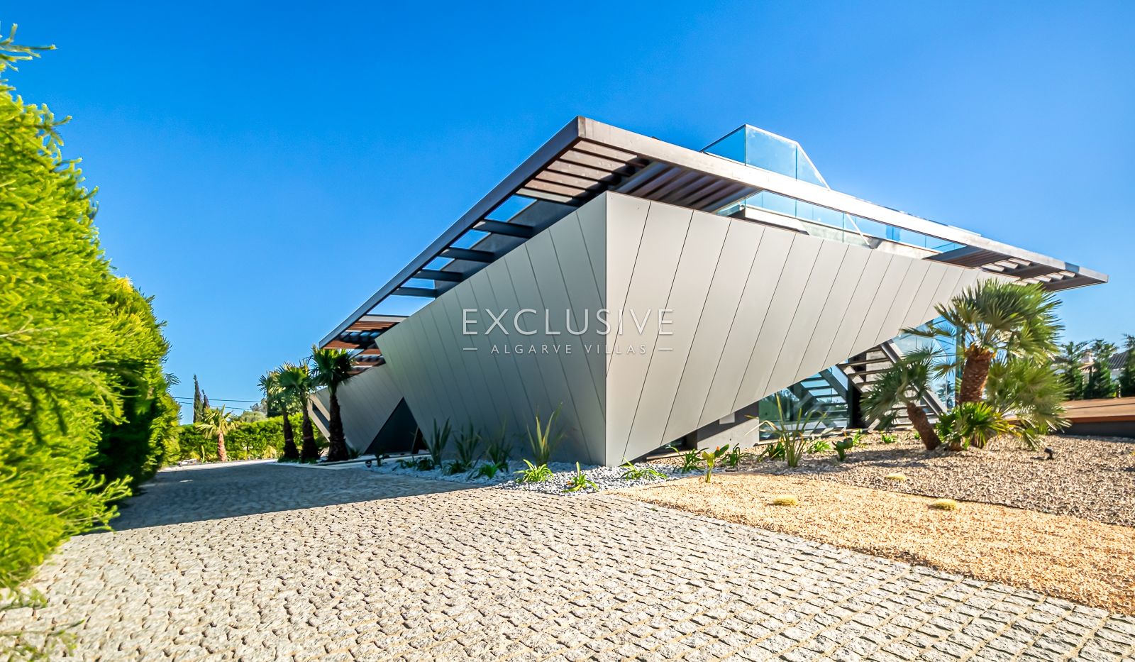 4 bedroom contemporary villa with pool and sea views in Carvoeiro, Algarve