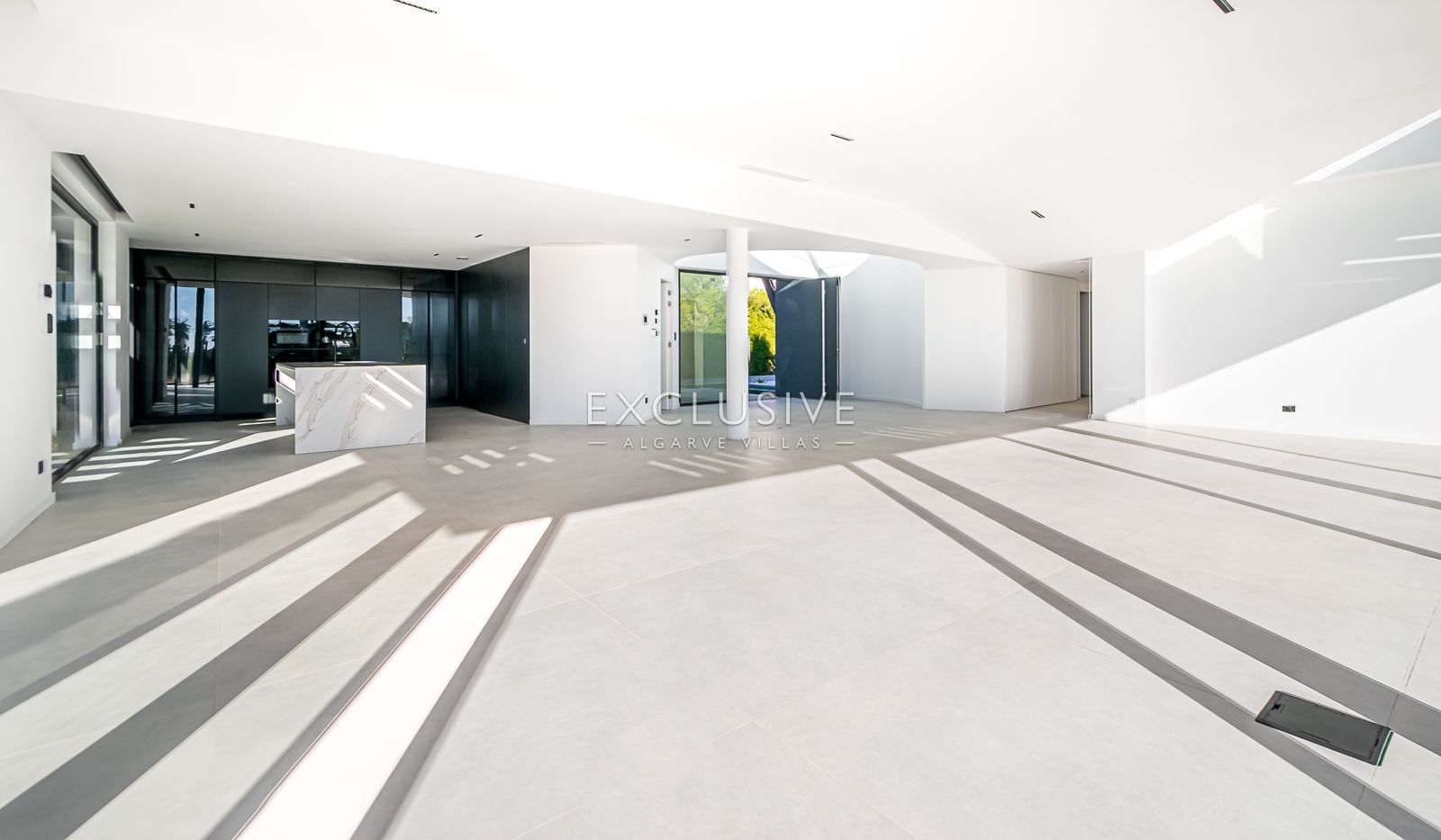 4 bedroom contemporary villa with pool and sea views in Carvoeiro, Algarve