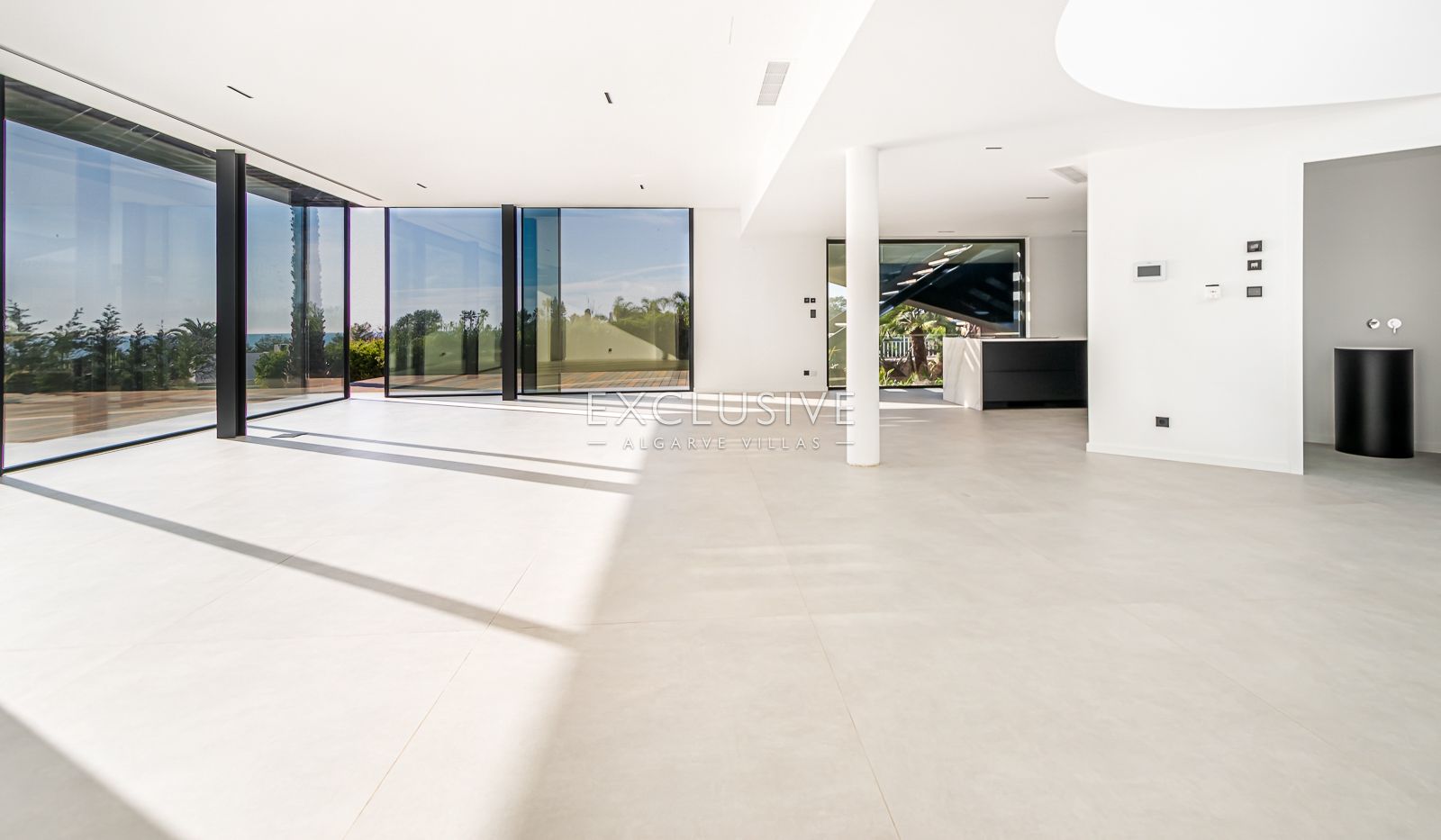 4 bedroom contemporary villa with pool and sea views in Carvoeiro, Algarve