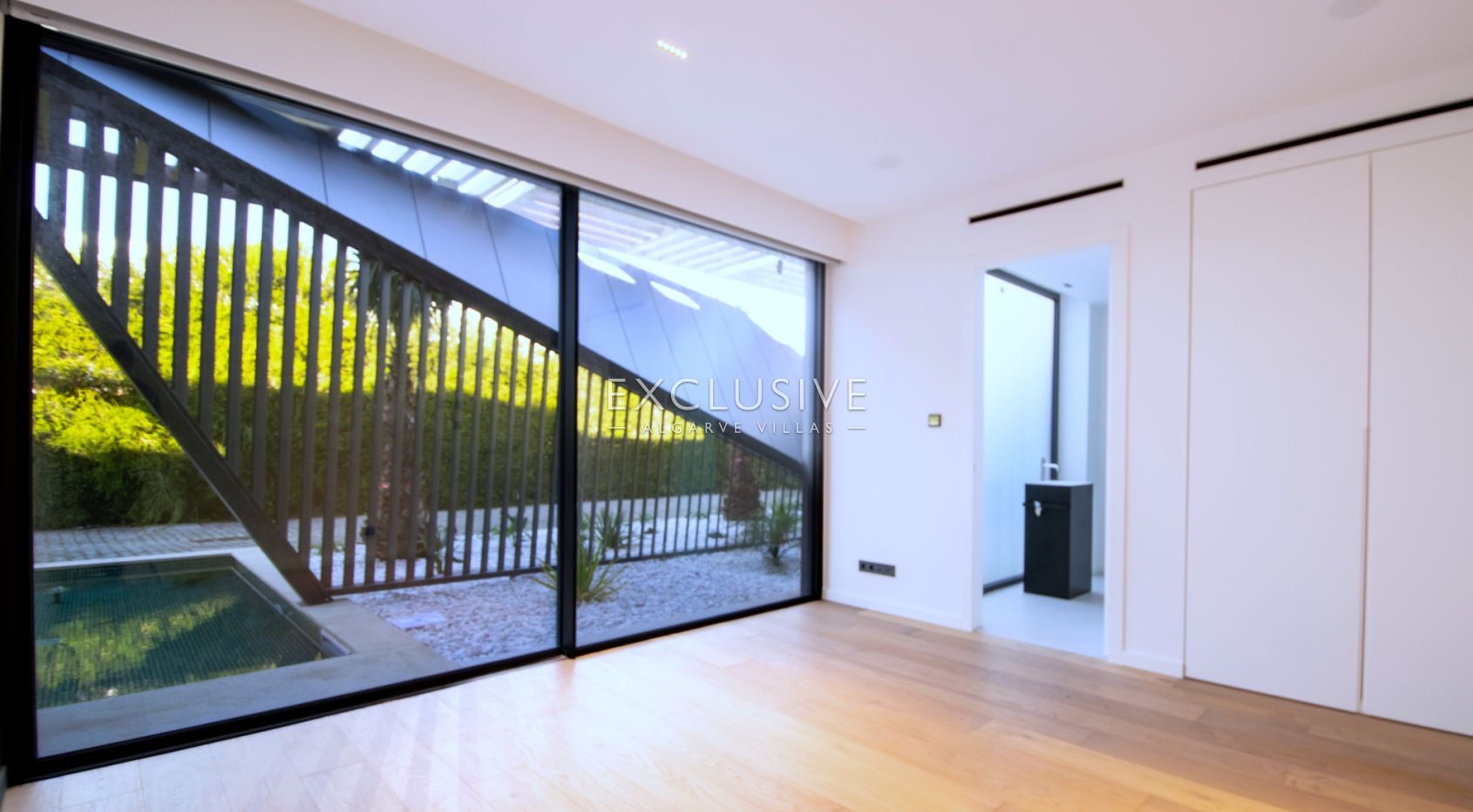 4 bedroom contemporary villa with pool and sea views in Carvoeiro, Algarve