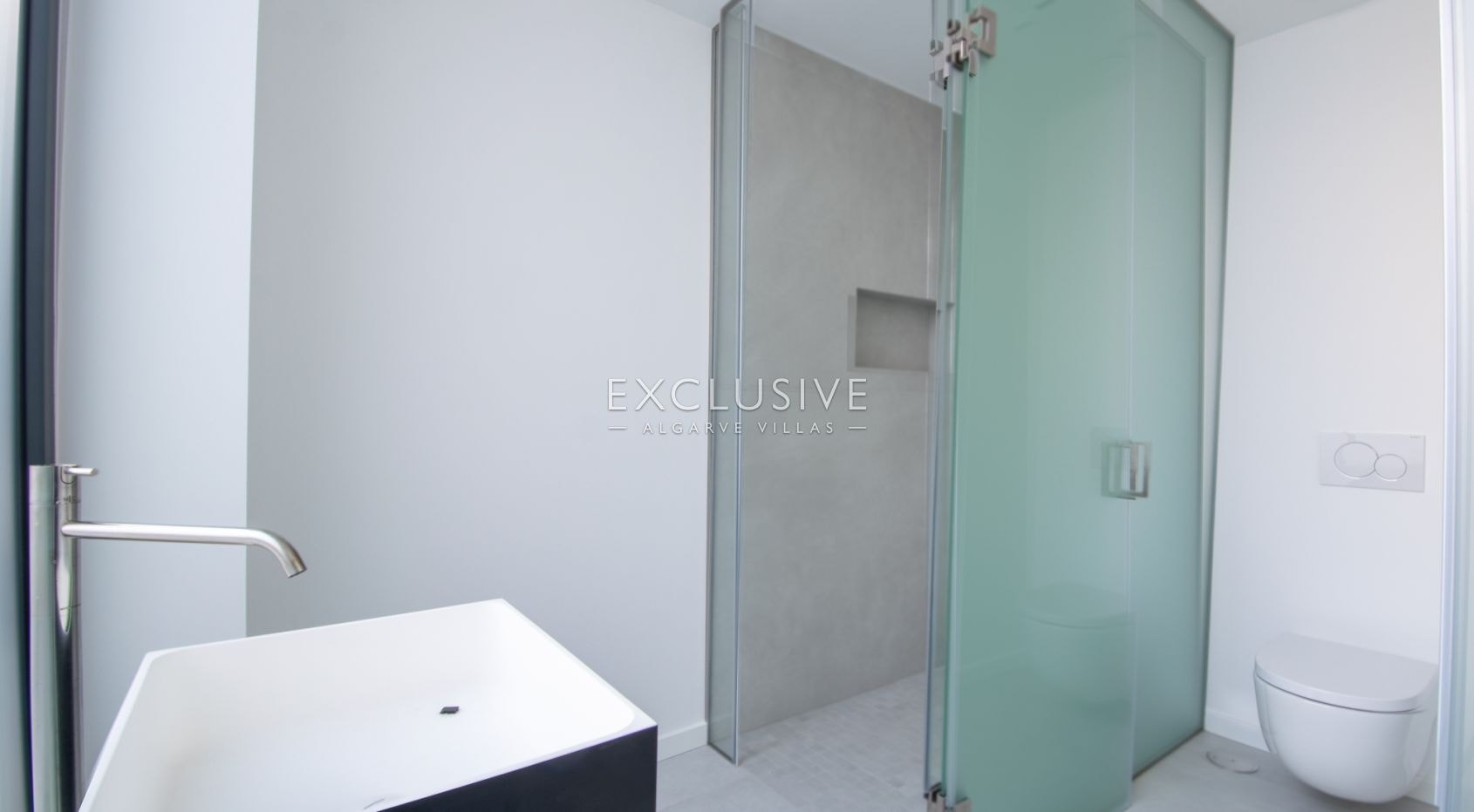 4 bedroom contemporary villa with pool and sea views in Carvoeiro, Algarve