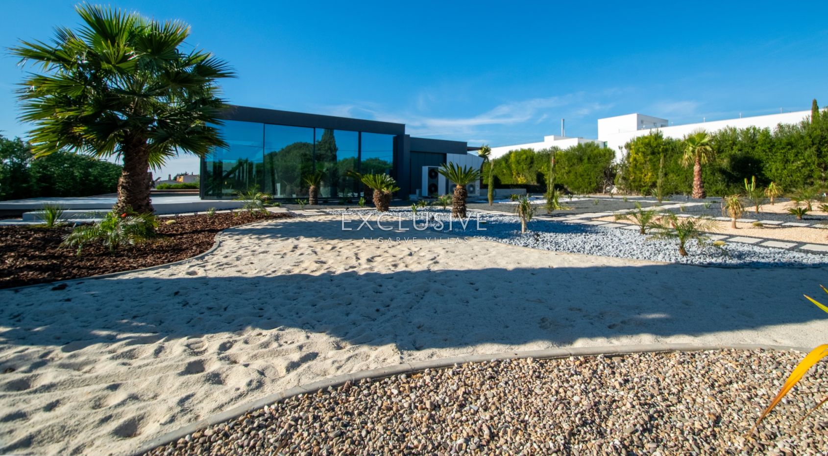 4 bedroom contemporary villa with pool and sea views in Carvoeiro, Algarve