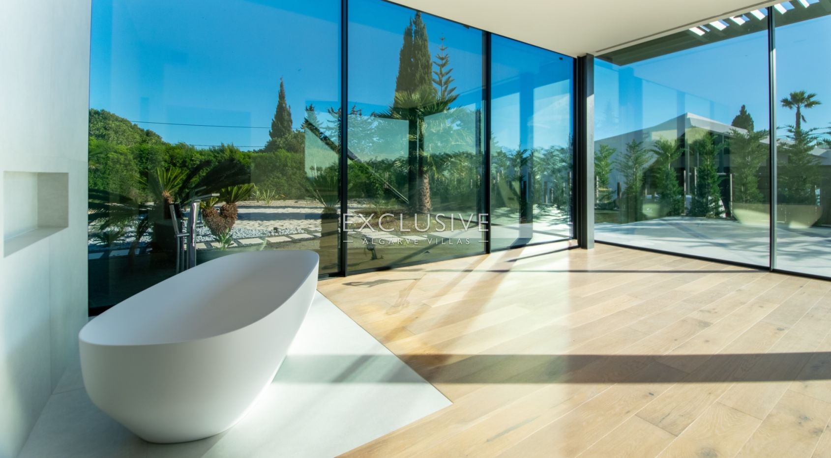 4 bedroom contemporary villa with pool and sea views in Carvoeiro, Algarve