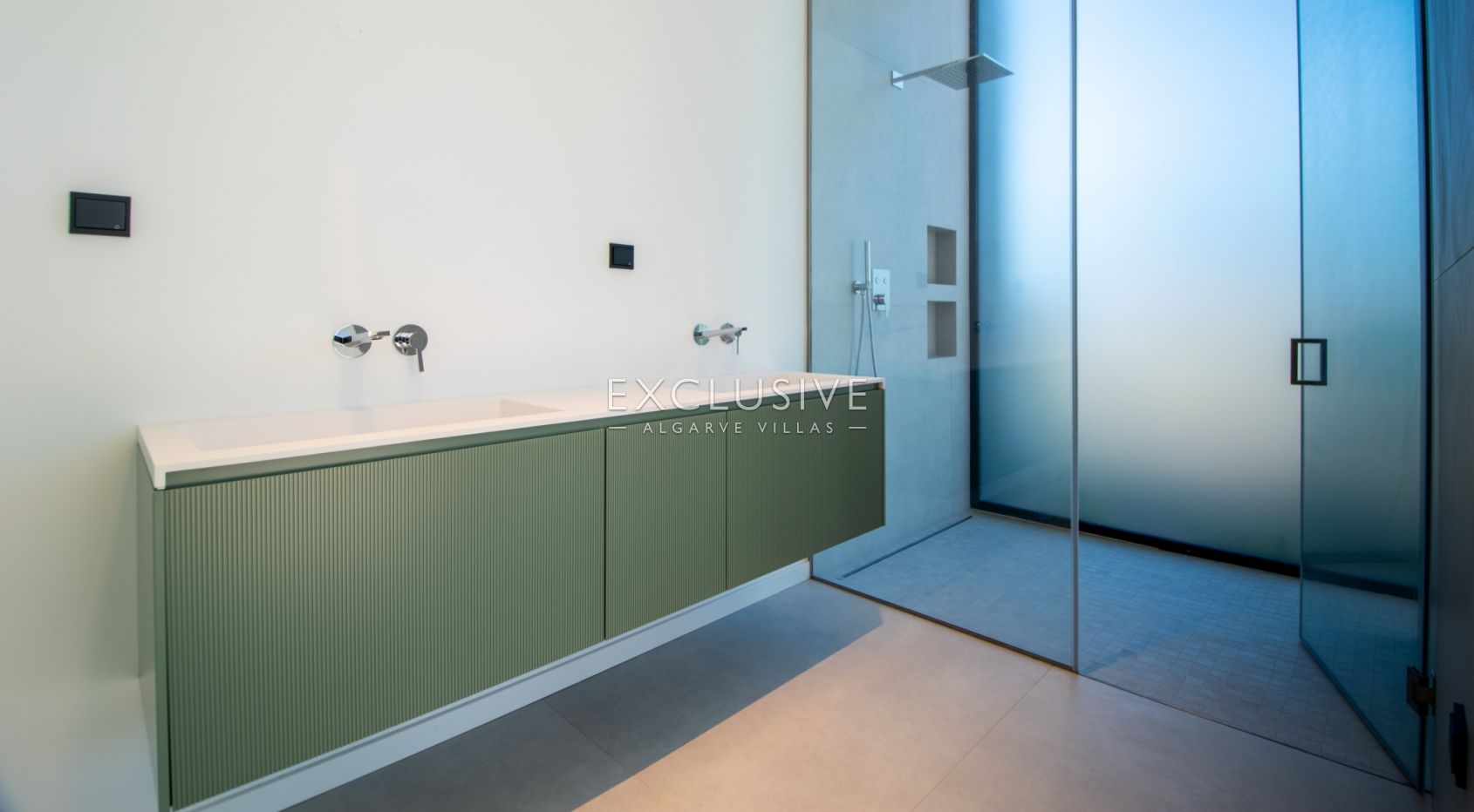 4 bedroom contemporary villa with pool and sea views in Carvoeiro, Algarve