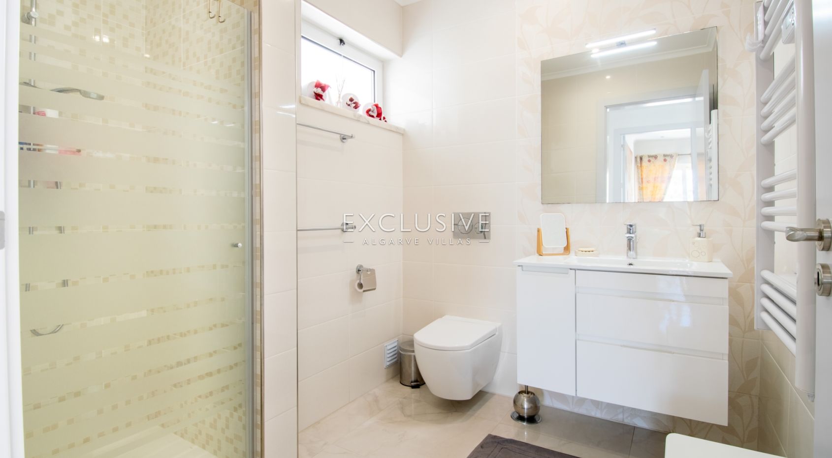 Buy Property in Carvoeiro - Luxury 4 bedroom villa with pool with sea views, Algarve